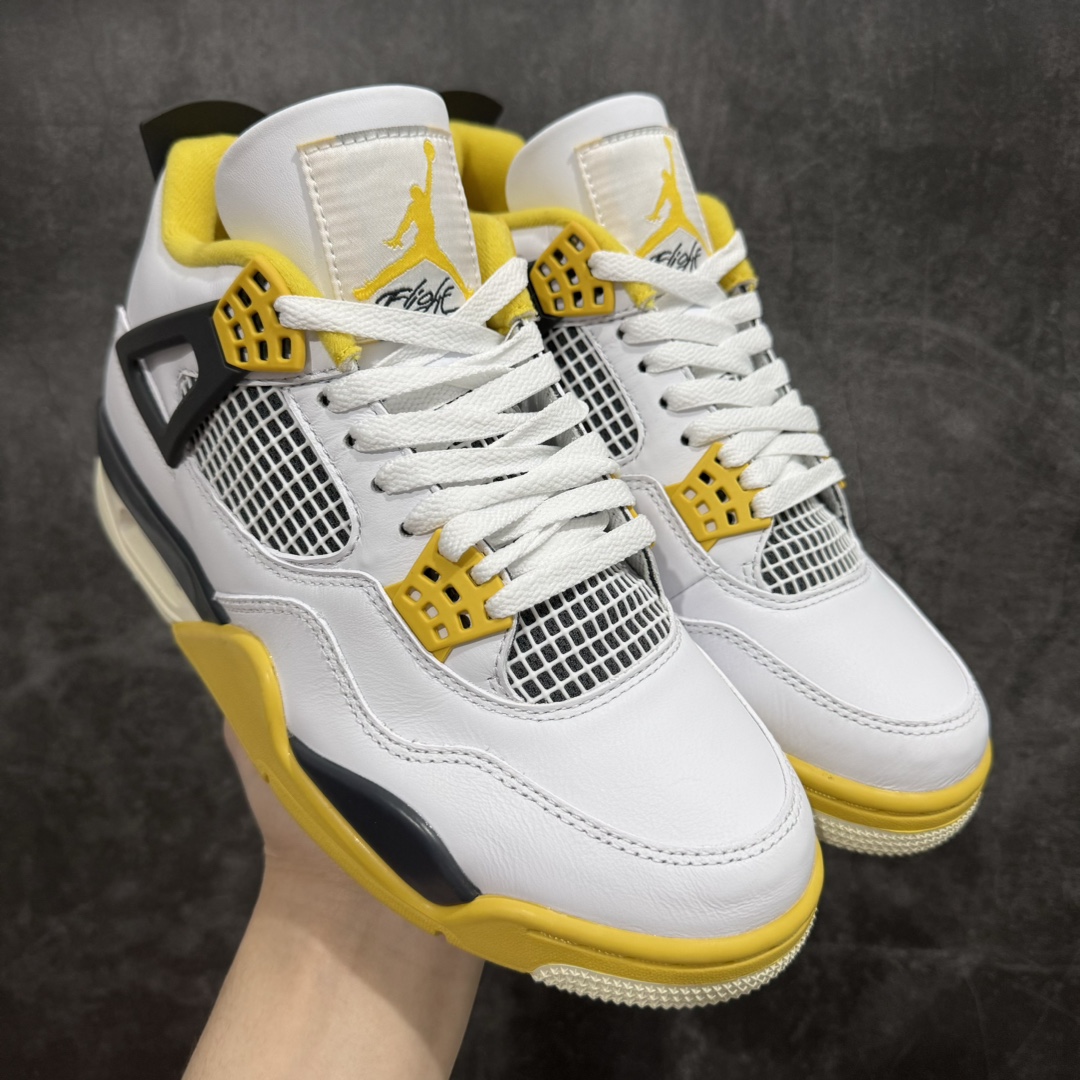 【OG纯原】Air Jordan AJ4 Retro 白黄雷公 AQ9129-101n圈内知名大厂出货全套原纸板楦头开发 原厂特供皮料加持 确保原汁原味 完美呈现四代版型 一比一鞋头弧度高度鞋身弧度 数据细节工艺流程均保持原鞋一致 原厂TPU网格鞋带扣 正确内里网布 菱角分明不变形无多余毛边 柔软性质感一致于原鞋 市场唯一原厂鞋扣模具 背面可见隐藏注塑口 原厂织唛标 原厂飞人电绣工艺 尾指中部跳三针 独家绑鞋带手法 印刷中底布 四线拉帮 米色美纹纸贴合固定 进口港宝加持 后跟自然饱满 全鞋荧光划线卡点 追求极致完美 每一双都是工艺品 多重QC质检 超越公司货的品控标准 实实在在的免检产品  尺码：40 40.5 41 42 42.5 43 44 44.5 45 46 47.5  编码：OG480500-鞋库