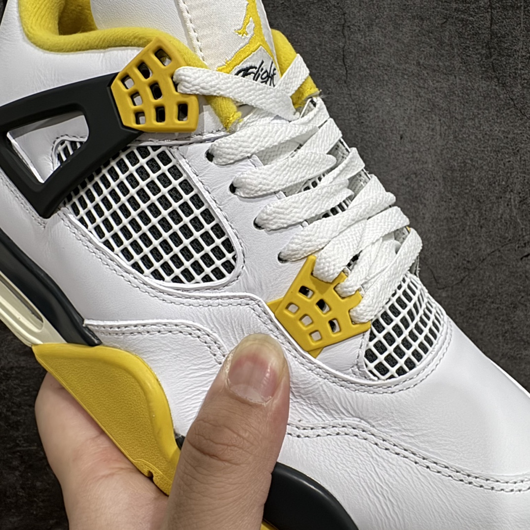 图片[3]-【OG纯原】Air Jordan AJ4 Retro 白黄雷公 AQ9129-101n圈内知名大厂出货全套原纸板楦头开发 原厂特供皮料加持 确保原汁原味 完美呈现四代版型 一比一鞋头弧度高度鞋身弧度 数据细节工艺流程均保持原鞋一致 原厂TPU网格鞋带扣 正确内里网布 菱角分明不变形无多余毛边 柔软性质感一致于原鞋 市场唯一原厂鞋扣模具 背面可见隐藏注塑口 原厂织唛标 原厂飞人电绣工艺 尾指中部跳三针 独家绑鞋带手法 印刷中底布 四线拉帮 米色美纹纸贴合固定 进口港宝加持 后跟自然饱满 全鞋荧光划线卡点 追求极致完美 每一双都是工艺品 多重QC质检 超越公司货的品控标准 实实在在的免检产品  尺码：40 40.5 41 42 42.5 43 44 44.5 45 46 47.5  编码：OG480500-莆田鞋批发中心