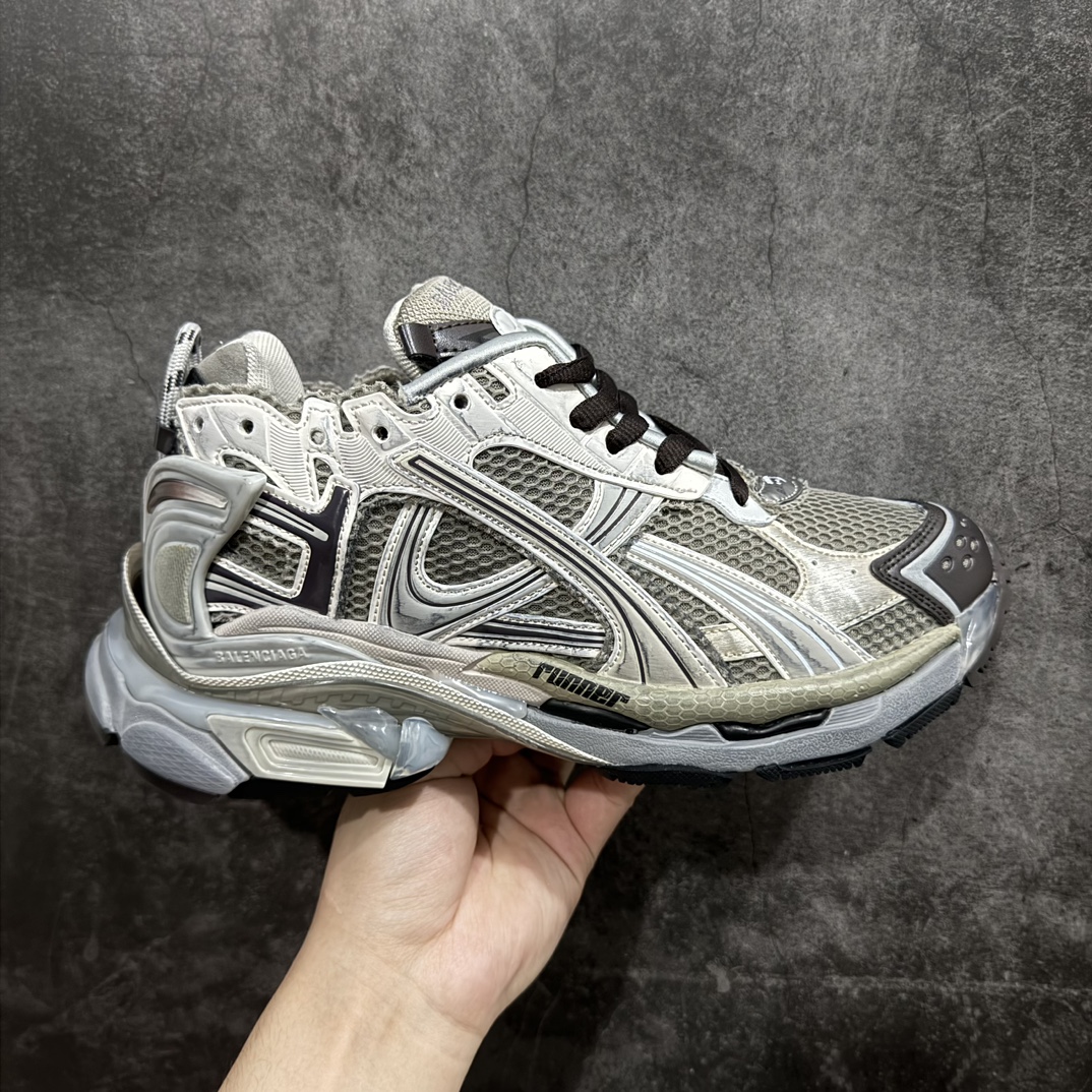 【纯原OK版本】Balenciaga Runner 巴黎世家7.5代 破坏风 手工做旧款复古老爹鞋 灰银色n全新外贸版本 核心配合工厂优势供应该款是通过溢胶 做旧 缝线等细节 展示了设计师 Demna的运动鞋风格 传递复古感 后侧板 翘起的鞋头 展示了 Demna 在结构上的未来构想  尺码：35 36 37 38 39 40 41 42 43 44 45 46 编码：DF500520-莆田鞋批发中心