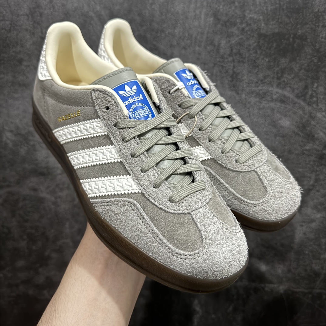 【KX神版】Adidas Originals Gazelle Indoor  防滑低帮T头德训鞋 GZ复古系列 灰白 草莓熊 IF1807n渠道版外贸纯原品质出货💪🏻n正确猪八材料 毛绒感质感都特别强 非普通版本n市场最高版本完美还原zp细节，注意区别市场任何版本，完全不是一路货色‼️n全鞋原材料打造，无任何色差，正确鞋型，后跟港宝材料定型，正确微透生胶大底，反口内里头层细腻小牛皮，纸板中底 鞋垫背胶，侧面正确烫金压印字母，所有细节完美还原‼️ 尺码：35 36 36.5 37 38 38.5 39 40 40.5 41 42 42.5 43 44 44.5 45 编码：NB250270-莆田鞋批发中心