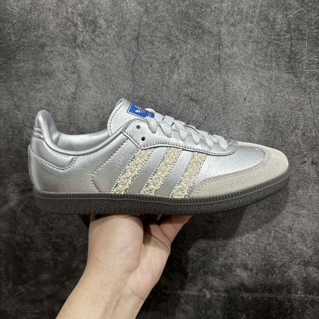 【纯原版本】阿迪达斯三叶草Adidas Originals Samba Vegan OG”SPD“桑巴舞系列绅士德训足球风百搭低帮休闲运动板鞋“银雾公主蕾丝边焦糖底” 货号：B75806nn全新高端零售平台专供品质出货全鞋身采用细腻甩纹头层牛皮 包括鞋舌也是头层皮立体Samba烫金 后跟港宝定型 皮料切割超高清洁度 私模大底 非市面公底 多次调试无色差大底 高价零售首选品质‼️ 尺码：36 36.5 37 38 38.5 39 40 40.5 41 42 42.5 43 44 44.5 45 46 编码：NM250270nn-莆田鞋批发中心