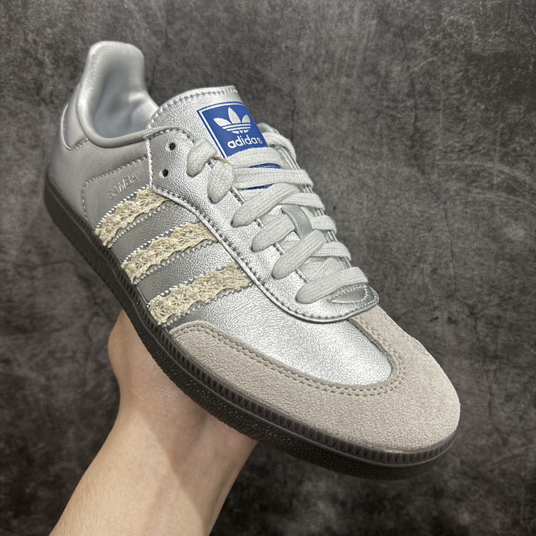 图片[3]-【纯原版本】阿迪达斯三叶草Adidas Originals Samba Vegan OG”SPD“桑巴舞系列绅士德训足球风百搭低帮休闲运动板鞋“银雾公主蕾丝边焦糖底” 货号：B75806nn全新高端零售平台专供品质出货全鞋身采用细腻甩纹头层牛皮 包括鞋舌也是头层皮立体Samba烫金 后跟港宝定型 皮料切割超高清洁度 私模大底 非市面公底 多次调试无色差大底 高价零售首选品质‼️ 尺码：36 36.5 37 38 38.5 39 40 40.5 41 42 42.5 43 44 44.5 45 46 编码：NM250270nn-莆田鞋批发中心