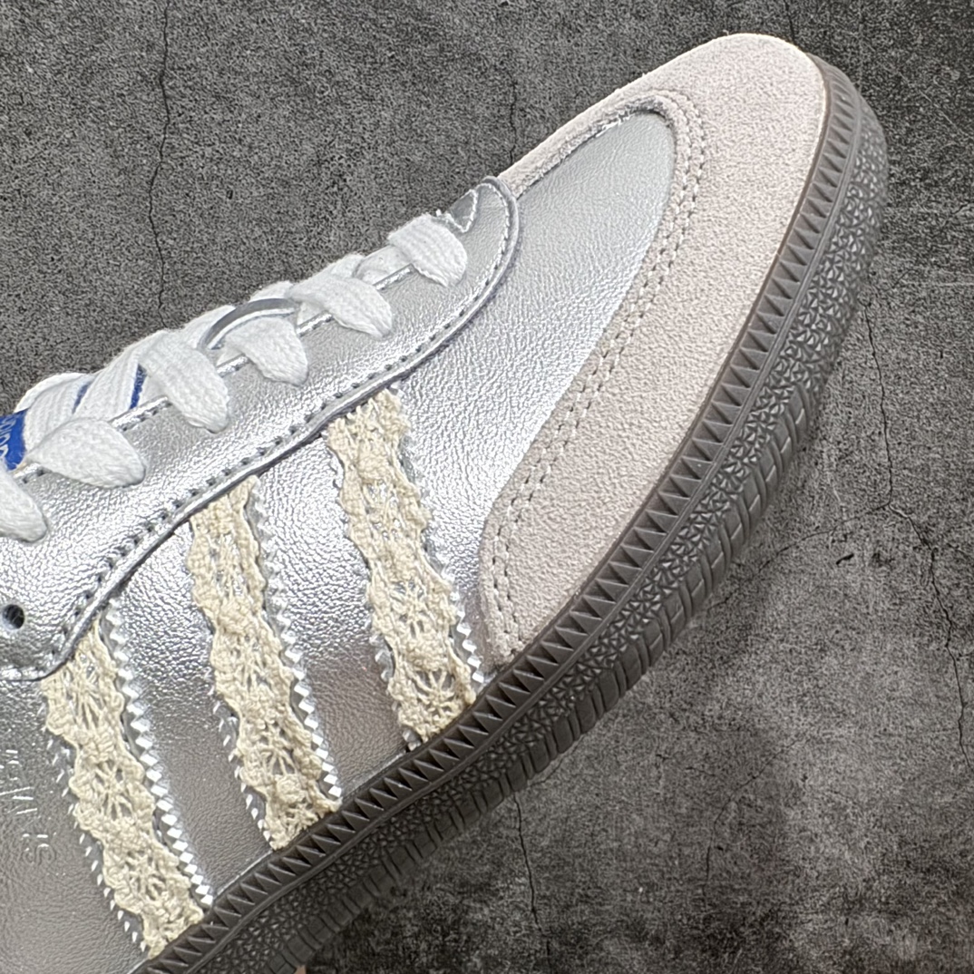 图片[6]-【纯原版本】阿迪达斯三叶草Adidas Originals Samba Vegan OG”SPD“桑巴舞系列绅士德训足球风百搭低帮休闲运动板鞋“银雾公主蕾丝边焦糖底” 货号：B75806nn全新高端零售平台专供品质出货全鞋身采用细腻甩纹头层牛皮 包括鞋舌也是头层皮立体Samba烫金 后跟港宝定型 皮料切割超高清洁度 私模大底 非市面公底 多次调试无色差大底 高价零售首选品质‼️ 尺码：36 36.5 37 38 38.5 39 40 40.5 41 42 42.5 43 44 44.5 45 46 编码：NM250270nn-莆田鞋批发中心