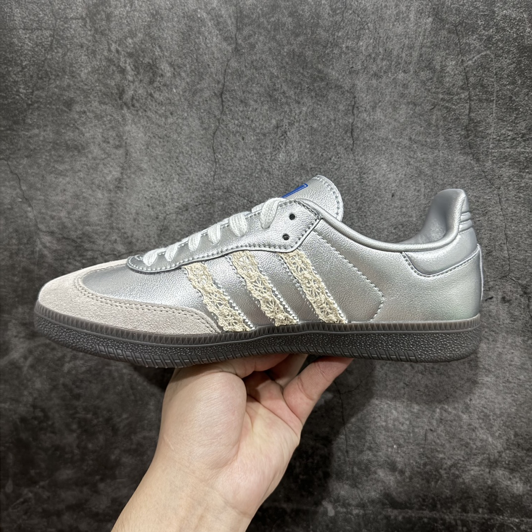 图片[2]-【纯原版本】阿迪达斯三叶草Adidas Originals Samba Vegan OG”SPD“桑巴舞系列绅士德训足球风百搭低帮休闲运动板鞋“银雾公主蕾丝边焦糖底” 货号：B75806nn全新高端零售平台专供品质出货全鞋身采用细腻甩纹头层牛皮 包括鞋舌也是头层皮立体Samba烫金 后跟港宝定型 皮料切割超高清洁度 私模大底 非市面公底 多次调试无色差大底 高价零售首选品质‼️ 尺码：36 36.5 37 38 38.5 39 40 40.5 41 42 42.5 43 44 44.5 45 46 编码：NM250270nn-莆田鞋批发中心