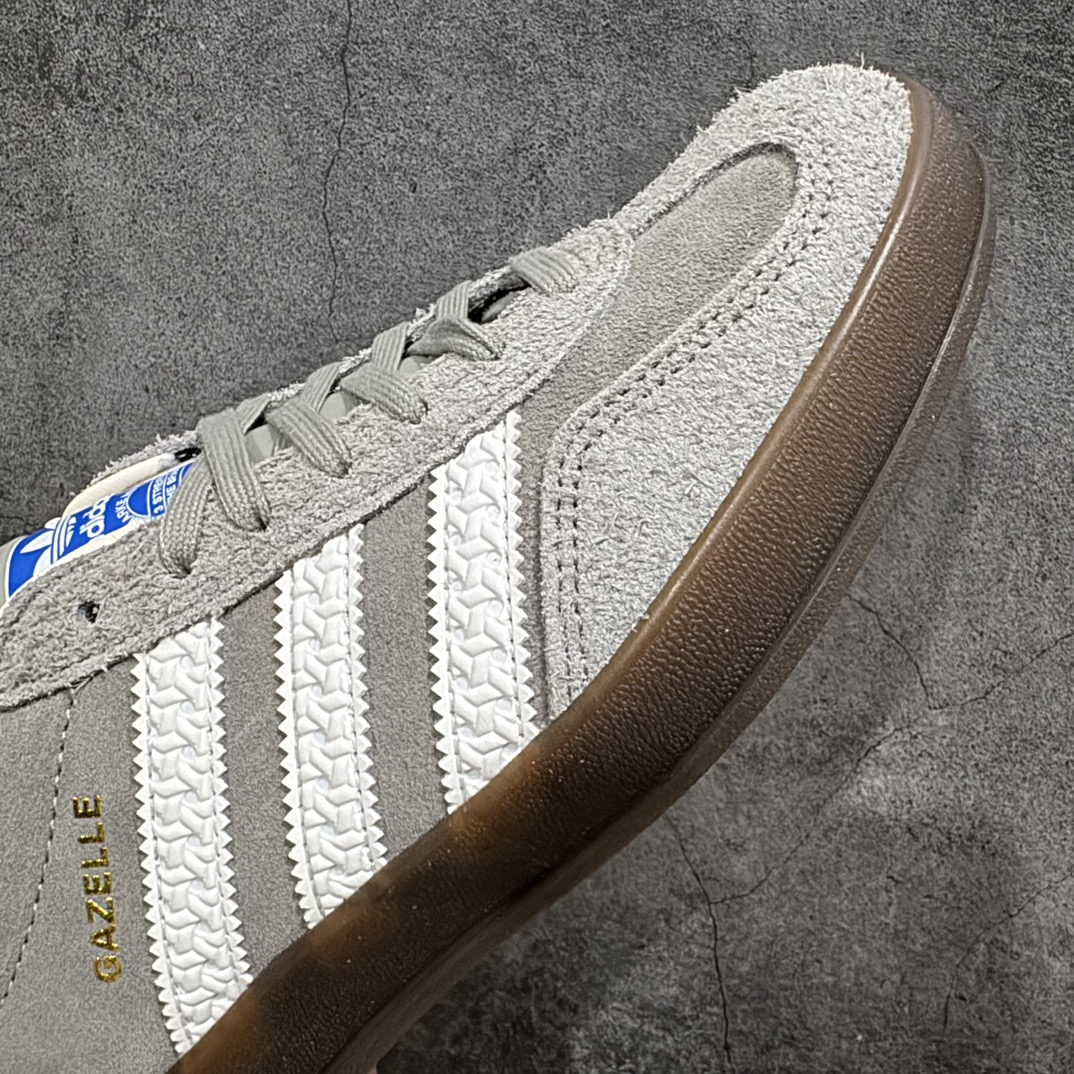 图片[6]-【KX神版】Adidas Originals Gazelle Indoor  防滑低帮T头德训鞋 GZ复古系列 灰白 草莓熊 IF1807n渠道版外贸纯原品质出货💪🏻n正确猪八材料 毛绒感质感都特别强 非普通版本n市场最高版本完美还原zp细节，注意区别市场任何版本，完全不是一路货色‼️n全鞋原材料打造，无任何色差，正确鞋型，后跟港宝材料定型，正确微透生胶大底，反口内里头层细腻小牛皮，纸板中底 鞋垫背胶，侧面正确烫金压印字母，所有细节完美还原‼️ 尺码：35 36 36.5 37 38 38.5 39 40 40.5 41 42 42.5 43 44 44.5 45 编码：NB250270-莆田鞋批发中心