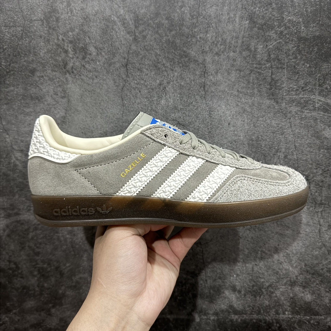 【KX神版】Adidas Originals Gazelle Indoor  防滑低帮T头德训鞋 GZ复古系列 灰白 草莓熊 IF1807n渠道版外贸纯原品质出货💪🏻n正确猪八材料 毛绒感质感都特别强 非普通版本n市场最高版本完美还原zp细节，注意区别市场任何版本，完全不是一路货色‼️n全鞋原材料打造，无任何色差，正确鞋型，后跟港宝材料定型，正确微透生胶大底，反口内里头层细腻小牛皮，纸板中底 鞋垫背胶，侧面正确烫金压印字母，所有细节完美还原‼️ 尺码：35 36 36.5 37 38 38.5 39 40 40.5 41 42 42.5 43 44 44.5 45 编码：NB250270-莆田鞋批发中心