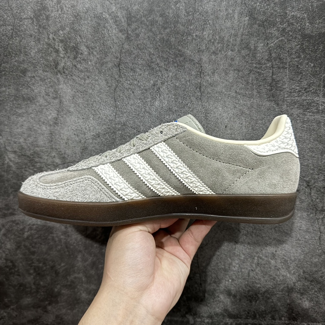 图片[2]-【KX神版】Adidas Originals Gazelle Indoor  防滑低帮T头德训鞋 GZ复古系列 灰白 草莓熊 IF1807n渠道版外贸纯原品质出货💪🏻n正确猪八材料 毛绒感质感都特别强 非普通版本n市场最高版本完美还原zp细节，注意区别市场任何版本，完全不是一路货色‼️n全鞋原材料打造，无任何色差，正确鞋型，后跟港宝材料定型，正确微透生胶大底，反口内里头层细腻小牛皮，纸板中底 鞋垫背胶，侧面正确烫金压印字母，所有细节完美还原‼️ 尺码：35 36 36.5 37 38 38.5 39 40 40.5 41 42 42.5 43 44 44.5 45 编码：NB250270-莆田鞋批发中心