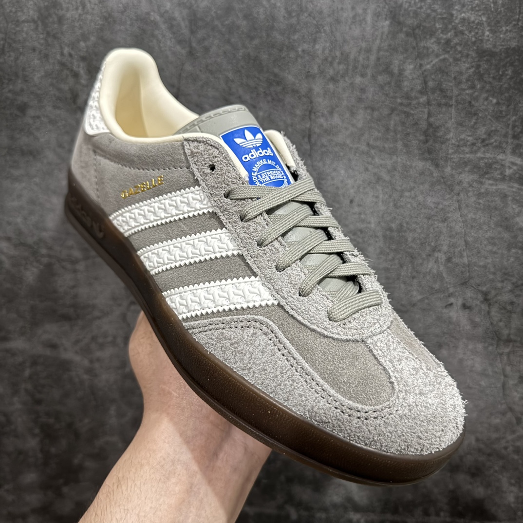 图片[3]-【KX神版】Adidas Originals Gazelle Indoor  防滑低帮T头德训鞋 GZ复古系列 灰白 草莓熊 IF1807n渠道版外贸纯原品质出货💪🏻n正确猪八材料 毛绒感质感都特别强 非普通版本n市场最高版本完美还原zp细节，注意区别市场任何版本，完全不是一路货色‼️n全鞋原材料打造，无任何色差，正确鞋型，后跟港宝材料定型，正确微透生胶大底，反口内里头层细腻小牛皮，纸板中底 鞋垫背胶，侧面正确烫金压印字母，所有细节完美还原‼️ 尺码：35 36 36.5 37 38 38.5 39 40 40.5 41 42 42.5 43 44 44.5 45 编码：NB250270-莆田鞋批发中心