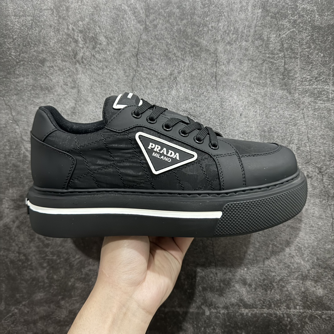 【广东纯原版本】普拉达Prada Macro Re-Nylon Low Sneakers 雷诺尼龙系列低帮系带厚底增高松糕百搭休闲运动帆布板鞋“三角尼龙白黑红标”男鞋广东原产#原楦数据开发版型#采用丝绸头层牛皮组合原装耐磨再生环保尼龙布料材质#内嵌灌注式PU乳胶缓震鞋垫#外置4.5cm胎面花纹增高轻质抽真空橡胶鞋底 标志性的珐琅三角形金属徽标，意大利高奢品牌·n这款厚底运动鞋融亮面皮革和Re-Nylon再生尼龙于一身。Re-Nylon再生尼龙源自再生尼龙纱线（ECONYL®），该纱线通过提纯海洋塑料、渔网和纺织纤维回收物制成。n皮革衬里 Prada压花橡胶三角形徽标 扁平棉质鞋带 4.5厘米多孔橡胶鞋底 可拆卸皮革包覆内底 尺码 38 39 40 41 42 43 44 45 编码：TL440460-鞋库