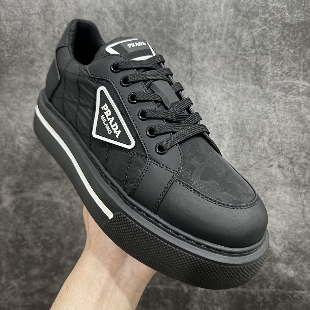 图片[3]-【广东纯原版本】普拉达Prada Macro Re-Nylon Low Sneakers 雷诺尼龙系列低帮系带厚底增高松糕百搭休闲运动帆布板鞋“三角尼龙白黑红标”男鞋广东原产#原楦数据开发版型#采用丝绸头层牛皮组合原装耐磨再生环保尼龙布料材质#内嵌灌注式PU乳胶缓震鞋垫#外置4.5cm胎面花纹增高轻质抽真空橡胶鞋底 标志性的珐琅三角形金属徽标，意大利高奢品牌·n这款厚底运动鞋融亮面皮革和Re-Nylon再生尼龙于一身。Re-Nylon再生尼龙源自再生尼龙纱线（ECONYL®），该纱线通过提纯海洋塑料、渔网和纺织纤维回收物制成。n皮革衬里 Prada压花橡胶三角形徽标 扁平棉质鞋带 4.5厘米多孔橡胶鞋底 可拆卸皮革包覆内底 尺码 38 39 40 41 42 43 44 45 编码：TL440460-鞋库