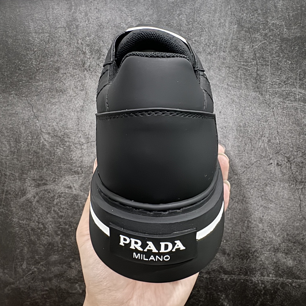 图片[4]-【广东纯原版本】普拉达Prada Macro Re-Nylon Low Sneakers 雷诺尼龙系列低帮系带厚底增高松糕百搭休闲运动帆布板鞋“三角尼龙白黑红标”男鞋广东原产#原楦数据开发版型#采用丝绸头层牛皮组合原装耐磨再生环保尼龙布料材质#内嵌灌注式PU乳胶缓震鞋垫#外置4.5cm胎面花纹增高轻质抽真空橡胶鞋底 标志性的珐琅三角形金属徽标，意大利高奢品牌·n这款厚底运动鞋融亮面皮革和Re-Nylon再生尼龙于一身。Re-Nylon再生尼龙源自再生尼龙纱线（ECONYL®），该纱线通过提纯海洋塑料、渔网和纺织纤维回收物制成。n皮革衬里 Prada压花橡胶三角形徽标 扁平棉质鞋带 4.5厘米多孔橡胶鞋底 可拆卸皮革包覆内底 尺码 38 39 40 41 42 43 44 45 编码：TL440460-鞋库