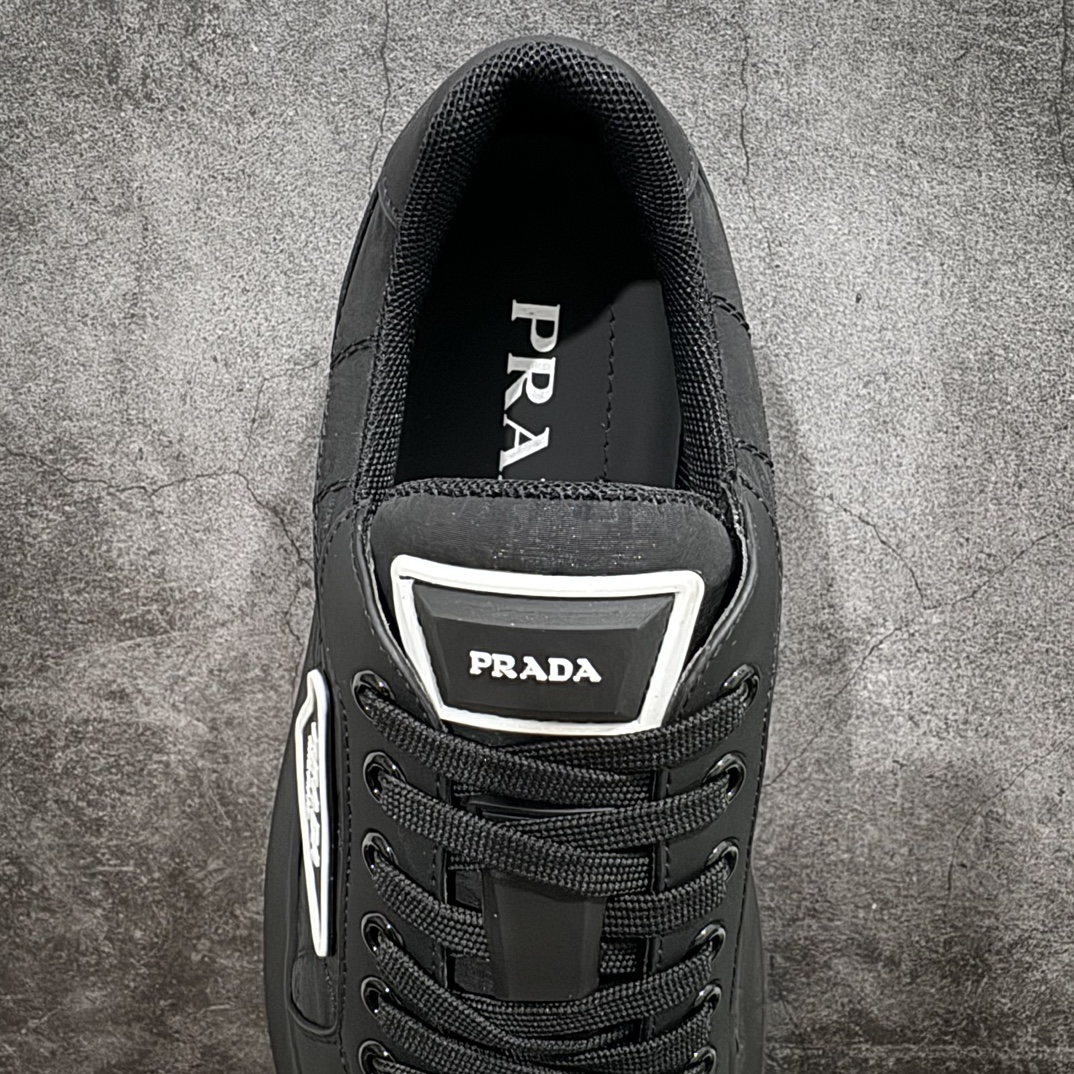 图片[8]-【广东纯原版本】普拉达Prada Macro Re-Nylon Low Sneakers 雷诺尼龙系列低帮系带厚底增高松糕百搭休闲运动帆布板鞋“三角尼龙白黑红标”男鞋广东原产#原楦数据开发版型#采用丝绸头层牛皮组合原装耐磨再生环保尼龙布料材质#内嵌灌注式PU乳胶缓震鞋垫#外置4.5cm胎面花纹增高轻质抽真空橡胶鞋底 标志性的珐琅三角形金属徽标，意大利高奢品牌·n这款厚底运动鞋融亮面皮革和Re-Nylon再生尼龙于一身。Re-Nylon再生尼龙源自再生尼龙纱线（ECONYL®），该纱线通过提纯海洋塑料、渔网和纺织纤维回收物制成。n皮革衬里 Prada压花橡胶三角形徽标 扁平棉质鞋带 4.5厘米多孔橡胶鞋底 可拆卸皮革包覆内底 尺码 38 39 40 41 42 43 44 45 编码：TL440460-鞋库