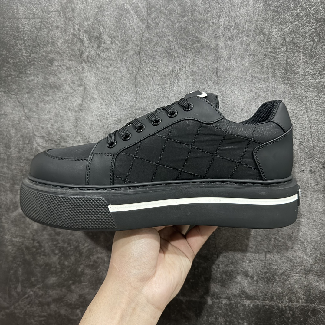 图片[2]-【广东纯原版本】普拉达Prada Macro Re-Nylon Low Sneakers 雷诺尼龙系列低帮系带厚底增高松糕百搭休闲运动帆布板鞋“三角尼龙白黑红标”男鞋广东原产#原楦数据开发版型#采用丝绸头层牛皮组合原装耐磨再生环保尼龙布料材质#内嵌灌注式PU乳胶缓震鞋垫#外置4.5cm胎面花纹增高轻质抽真空橡胶鞋底 标志性的珐琅三角形金属徽标，意大利高奢品牌·n这款厚底运动鞋融亮面皮革和Re-Nylon再生尼龙于一身。Re-Nylon再生尼龙源自再生尼龙纱线（ECONYL®），该纱线通过提纯海洋塑料、渔网和纺织纤维回收物制成。n皮革衬里 Prada压花橡胶三角形徽标 扁平棉质鞋带 4.5厘米多孔橡胶鞋底 可拆卸皮革包覆内底 尺码 38 39 40 41 42 43 44 45 编码：TL440460-鞋库