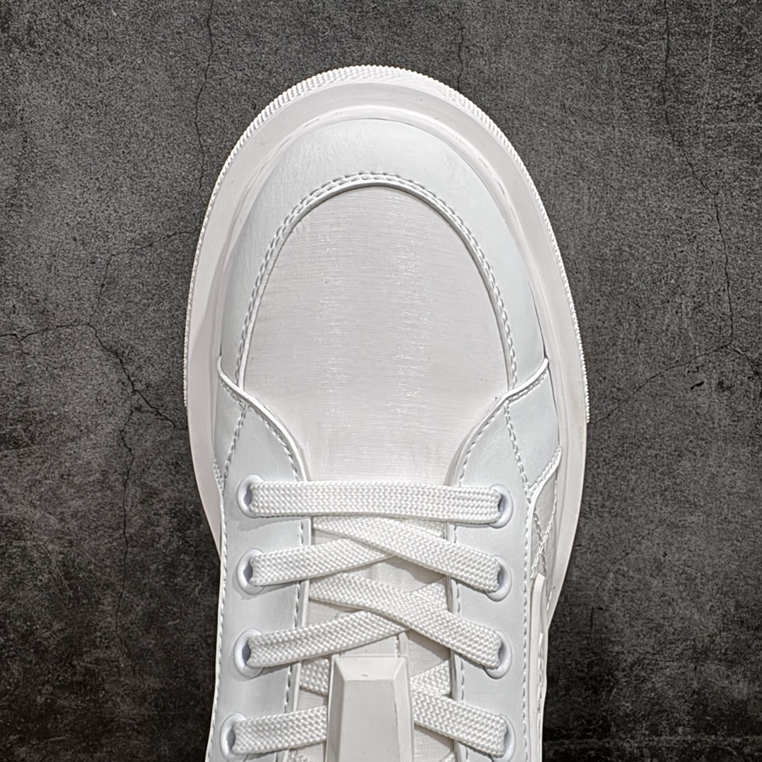 图片[5]-【广东纯原版本】普拉达Prada Macro Re-Nylon Low Sneakers 雷诺尼龙系列低帮系带厚底增高松糕百搭休闲运动帆布板鞋“三角尼龙白黑红标”男鞋广东原产#原楦数据开发版型#采用丝绸头层牛皮组合原装耐磨再生环保尼龙布料材质#内嵌灌注式PU乳胶缓震鞋垫#外置4.5cm胎面花纹增高轻质抽真空橡胶鞋底 标志性的珐琅三角形金属徽标，意大利高奢品牌·n这款厚底运动鞋融亮面皮革和Re-Nylon再生尼龙于一身。Re-Nylon再生尼龙源自再生尼龙纱线（ECONYL®），该纱线通过提纯海洋塑料、渔网和纺织纤维回收物制成。n皮革衬里 Prada压花橡胶三角形徽标 扁平棉质鞋带 4.5厘米多孔橡胶鞋底 可拆卸皮革包覆内底 尺码 38 39 40 41 42 43 44 45 编码：TL440460-鞋库