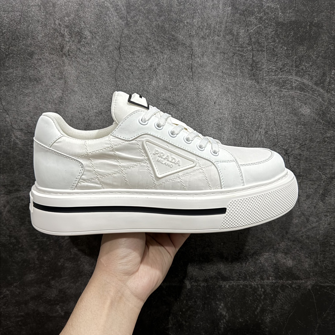 【广东纯原版本】普拉达Prada Macro Re-Nylon Low Sneakers 雷诺尼龙系列低帮系带厚底增高松糕百搭休闲运动帆布板鞋“三角尼龙白黑红标”男鞋广东原产#原楦数据开发版型#采用丝绸头层牛皮组合原装耐磨再生环保尼龙布料材质#内嵌灌注式PU乳胶缓震鞋垫#外置4.5cm胎面花纹增高轻质抽真空橡胶鞋底 标志性的珐琅三角形金属徽标，意大利高奢品牌·n这款厚底运动鞋融亮面皮革和Re-Nylon再生尼龙于一身。Re-Nylon再生尼龙源自再生尼龙纱线（ECONYL®），该纱线通过提纯海洋塑料、渔网和纺织纤维回收物制成。n皮革衬里 Prada压花橡胶三角形徽标 扁平棉质鞋带 4.5厘米多孔橡胶鞋底 可拆卸皮革包覆内底 尺码 38 39 40 41 42 43 44 45 编码：TL440460-鞋库