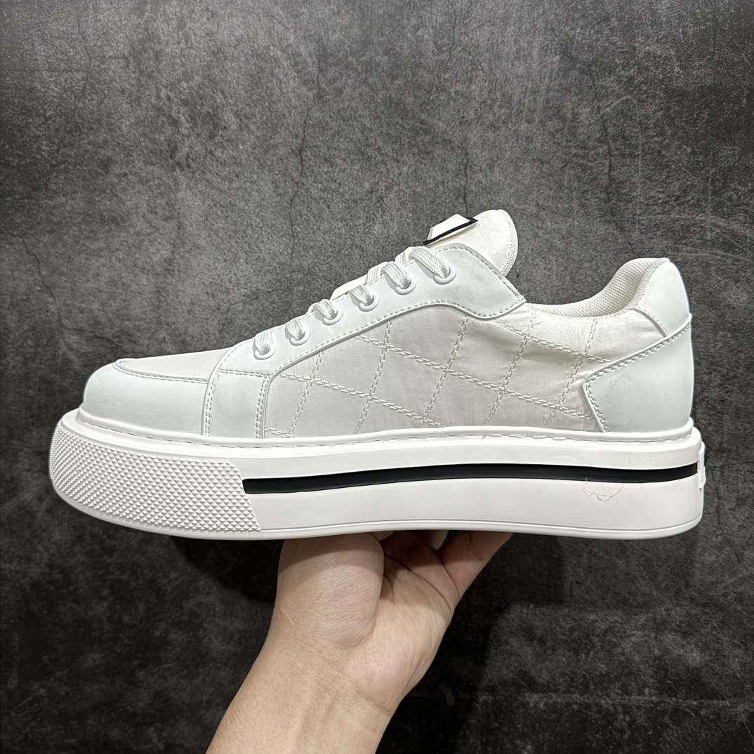 图片[2]-【广东纯原版本】普拉达Prada Macro Re-Nylon Low Sneakers 雷诺尼龙系列低帮系带厚底增高松糕百搭休闲运动帆布板鞋“三角尼龙白黑红标”男鞋广东原产#原楦数据开发版型#采用丝绸头层牛皮组合原装耐磨再生环保尼龙布料材质#内嵌灌注式PU乳胶缓震鞋垫#外置4.5cm胎面花纹增高轻质抽真空橡胶鞋底 标志性的珐琅三角形金属徽标，意大利高奢品牌·n这款厚底运动鞋融亮面皮革和Re-Nylon再生尼龙于一身。Re-Nylon再生尼龙源自再生尼龙纱线（ECONYL®），该纱线通过提纯海洋塑料、渔网和纺织纤维回收物制成。n皮革衬里 Prada压花橡胶三角形徽标 扁平棉质鞋带 4.5厘米多孔橡胶鞋底 可拆卸皮革包覆内底 尺码 38 39 40 41 42 43 44 45 编码：TL440460-鞋库