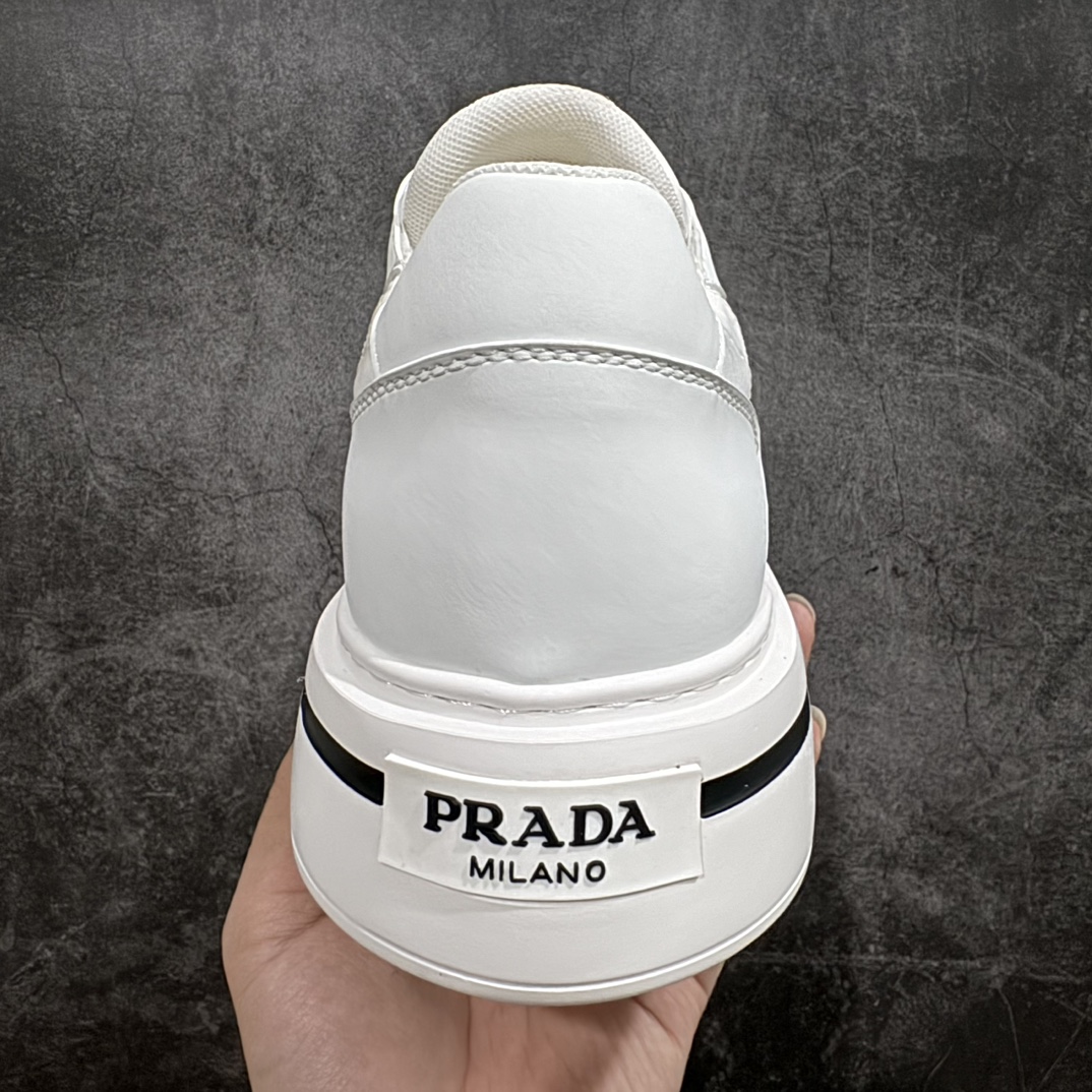 图片[4]-【广东纯原版本】普拉达Prada Macro Re-Nylon Low Sneakers 雷诺尼龙系列低帮系带厚底增高松糕百搭休闲运动帆布板鞋“三角尼龙白黑红标”男鞋广东原产#原楦数据开发版型#采用丝绸头层牛皮组合原装耐磨再生环保尼龙布料材质#内嵌灌注式PU乳胶缓震鞋垫#外置4.5cm胎面花纹增高轻质抽真空橡胶鞋底 标志性的珐琅三角形金属徽标，意大利高奢品牌·n这款厚底运动鞋融亮面皮革和Re-Nylon再生尼龙于一身。Re-Nylon再生尼龙源自再生尼龙纱线（ECONYL®），该纱线通过提纯海洋塑料、渔网和纺织纤维回收物制成。n皮革衬里 Prada压花橡胶三角形徽标 扁平棉质鞋带 4.5厘米多孔橡胶鞋底 可拆卸皮革包覆内底 尺码 38 39 40 41 42 43 44 45 编码：TL440460-鞋库