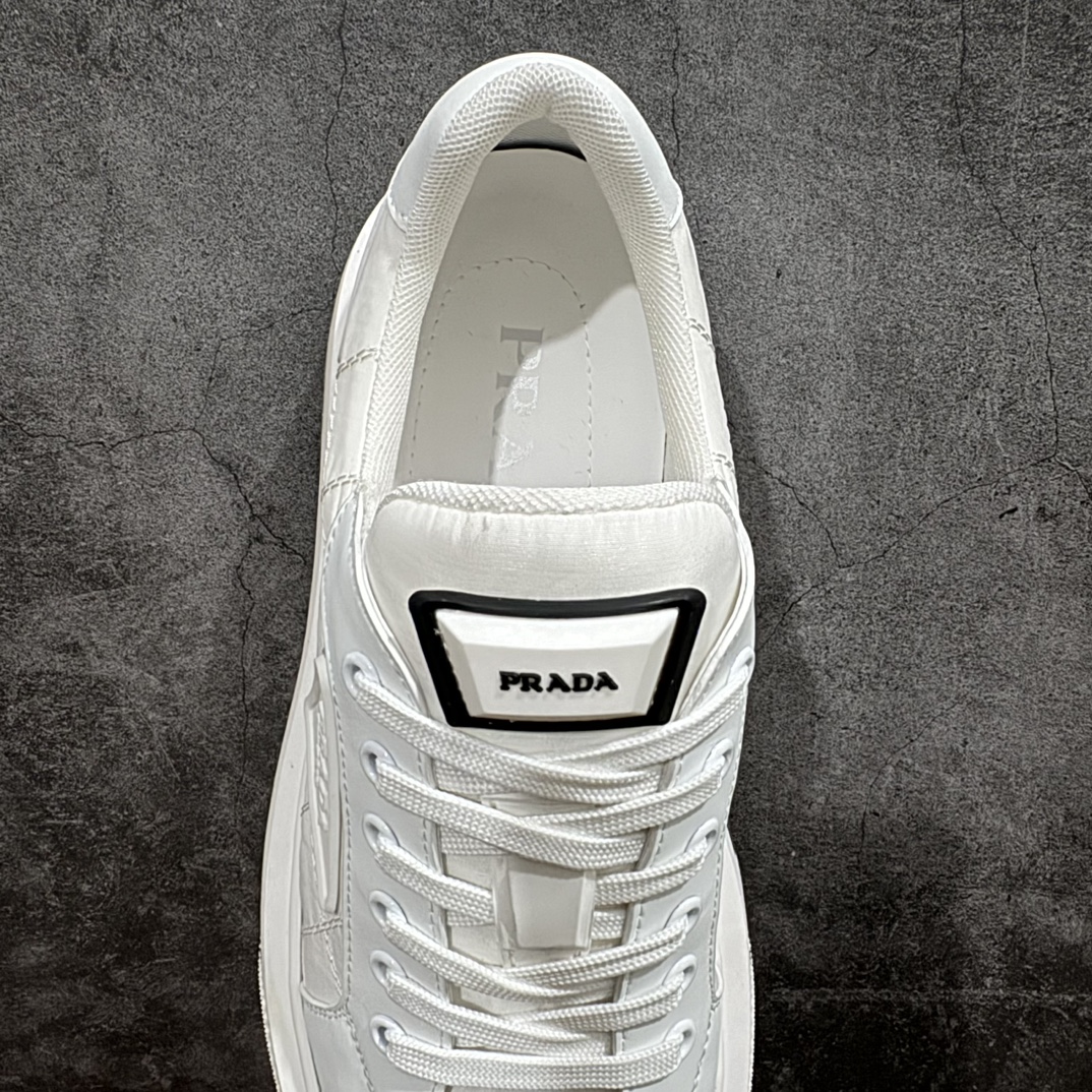 图片[8]-【广东纯原版本】普拉达Prada Macro Re-Nylon Low Sneakers 雷诺尼龙系列低帮系带厚底增高松糕百搭休闲运动帆布板鞋“三角尼龙白黑红标”男鞋广东原产#原楦数据开发版型#采用丝绸头层牛皮组合原装耐磨再生环保尼龙布料材质#内嵌灌注式PU乳胶缓震鞋垫#外置4.5cm胎面花纹增高轻质抽真空橡胶鞋底 标志性的珐琅三角形金属徽标，意大利高奢品牌·n这款厚底运动鞋融亮面皮革和Re-Nylon再生尼龙于一身。Re-Nylon再生尼龙源自再生尼龙纱线（ECONYL®），该纱线通过提纯海洋塑料、渔网和纺织纤维回收物制成。n皮革衬里 Prada压花橡胶三角形徽标 扁平棉质鞋带 4.5厘米多孔橡胶鞋底 可拆卸皮革包覆内底 尺码 38 39 40 41 42 43 44 45 编码：TL440460-鞋库