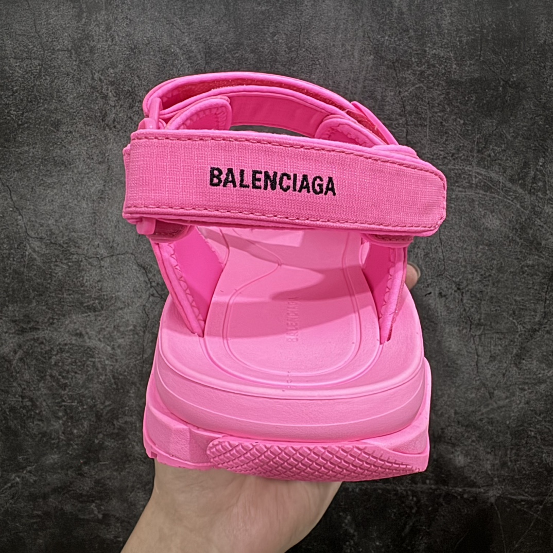 图片[4]-【XA版本】Balenciaga Tourist巴黎世家织物露趾魔术贴沙滩凉鞋原纸板楦头开发 最原汁原味的灵魂版型 全鞋荧光划线卡点 胶水把控整洁度追求极致完美 每一双都是工艺品 多重QC质检 超越公司货的品控标准 实实在在的免检产品 原盒原配 正确字体电绣 粗细、位置、大小正确 侧边TPU 透气孔匹配意产原版 正确分离大底 TPU软底 原版一致大底LOGO 立体感十足 原厂皮料水洗做旧 采购原厂网纱 不含皮革 网布材料和聚氨酯 磨损效果 鞋头边缘和后帮 Balenciaga 徽标 鞋面和后跟凸印尺码 鞋舌 3XL 橡胶品牌标识和反光细节 鞋帮拉袢和鞋舌拉祥 配反光细节 备用鞋带在鞋履前侧 可在穿着前取下 便于不同造型搭配 正常尺码  尺码：35 36 37 38 39 40 41 42 43 44 45 46 编码：DF310330-鞋库