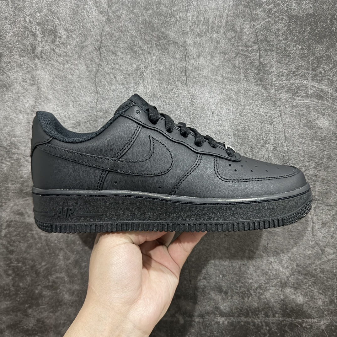 【DT纯原版】NK Air Force 1 Low \’07 空军一号低帮经典板鞋 纯黑DD8959-001nn知名大厂出品 同步官方全新版本 不规则波浪大底咬花 全鞋电脑针车 工整有序 视觉效果满分 原厂拉帮手法 标准四线 密度针距针孔大小控制到位 原装反口里网布海绵 正确卡色网眼大小 新版鞋撑改用纸团代替 原厂港宝加持完美还原灵魂版型 原盒原配从里到外百分百还原 原厂全头层原厂皮料 原标原盒 内置Sole气垫 中底白色背胶 中底划线 已经无限的接近公司 原厂楦头 原厂刺绣 后跟弧度修正 独家私模最大开发到47.5  尺码：36 36.5 37.5 38 38.5 39 40 40.5 41 42 42.5 43 44 44.5 45 46  编码：LF190220-莆田鞋批发中心