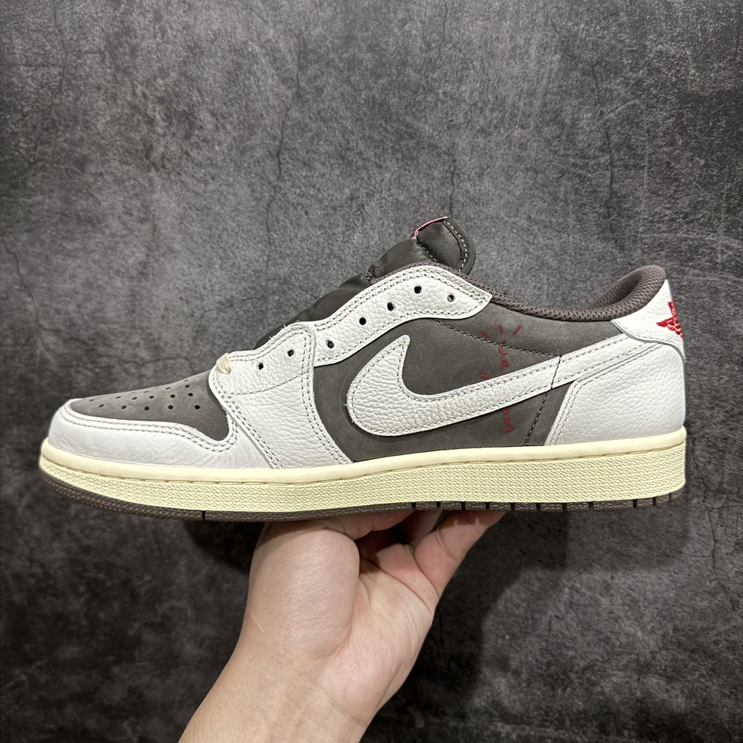 图片[2]-【全新DG2.0版】Air Jordan 1 x Travis ScottnAJ1 x TS联名白棕倒钩3.0  DM7866-162nnn全新版本出货 巅峰品质 天花板级别n细节改进版 实拍所见即所得 自行揣摩n此版在各大纯原阵营中 绝对是Top级别的存在‼️n实物过于完美 高端零售主推版本 关键价格也不杀猪💪🏻nn纯原第一梯队版本 细节均没毛病 品质自观实拍👇🏻n所有皮料均来自原厂 所有细节均多次校对n针车效果同步原鞋 刺绣拉到原厂定做n原楦原纸板开发 后跟弧度收口自然不对折极致一眼正品既视感 进口玻璃冲刀皮料裁剪零毛边承诺百分百一致原鞋 鞋面清洁度最高 QC检验标准 控制溢胶 鞋盒、防尘纸 配件鞋带 均采购来自原厂n 尺码：36-47.5 编码：LJQ400430-鞋库