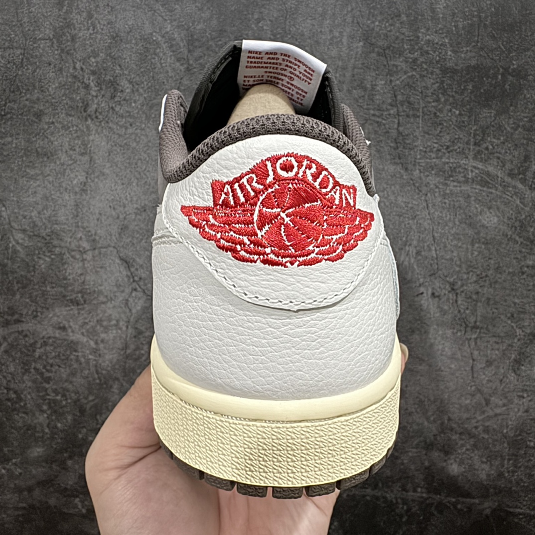 图片[4]-【全新DG2.0版】Air Jordan 1 x Travis ScottnAJ1 x TS联名白棕倒钩3.0  DM7866-162nnn全新版本出货 巅峰品质 天花板级别n细节改进版 实拍所见即所得 自行揣摩n此版在各大纯原阵营中 绝对是Top级别的存在‼️n实物过于完美 高端零售主推版本 关键价格也不杀猪💪🏻nn纯原第一梯队版本 细节均没毛病 品质自观实拍👇🏻n所有皮料均来自原厂 所有细节均多次校对n针车效果同步原鞋 刺绣拉到原厂定做n原楦原纸板开发 后跟弧度收口自然不对折极致一眼正品既视感 进口玻璃冲刀皮料裁剪零毛边承诺百分百一致原鞋 鞋面清洁度最高 QC检验标准 控制溢胶 鞋盒、防尘纸 配件鞋带 均采购来自原厂n 尺码：36-47.5 编码：LJQ400430-莆田鞋批发中心