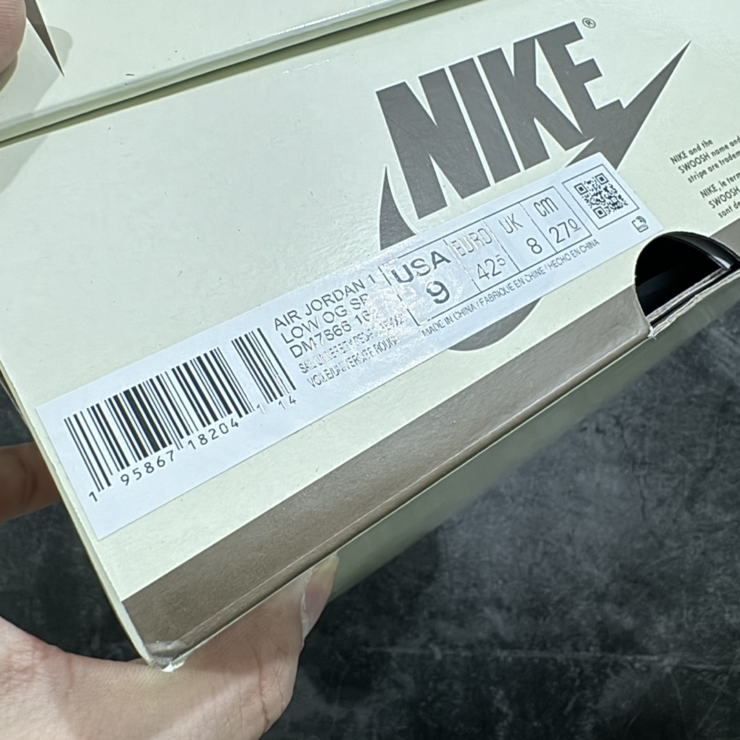 图片[9]-【全新DG2.0版】Air Jordan 1 x Travis ScottnAJ1 x TS联名白棕倒钩3.0  DM7866-162nnn全新版本出货 巅峰品质 天花板级别n细节改进版 实拍所见即所得 自行揣摩n此版在各大纯原阵营中 绝对是Top级别的存在‼️n实物过于完美 高端零售主推版本 关键价格也不杀猪💪🏻nn纯原第一梯队版本 细节均没毛病 品质自观实拍👇🏻n所有皮料均来自原厂 所有细节均多次校对n针车效果同步原鞋 刺绣拉到原厂定做n原楦原纸板开发 后跟弧度收口自然不对折极致一眼正品既视感 进口玻璃冲刀皮料裁剪零毛边承诺百分百一致原鞋 鞋面清洁度最高 QC检验标准 控制溢胶 鞋盒、防尘纸 配件鞋带 均采购来自原厂n 尺码：36-47.5 编码：LJQ400430-鞋库