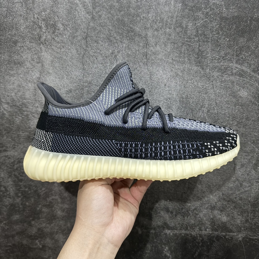 【顶级巴斯夫】Yeezy 350 Boost V2 阿迪达斯椰子350二代 全新黑白奥利奥 FZ5000n整双鞋以编织鞋面打造，视觉上比前一代更具层次感。侧透部分与此前版本不同，采用半透明设计，增强透气性，更加适合夏季的氛围 尺码：36 36.5 37 38 38.5 39 40 40.5 41 42 42.5 43 44 44.5 45 46 47 48 编码：X10280320-鞋库