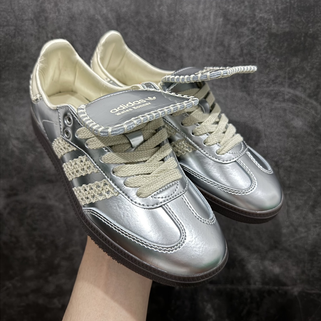 【纯原Top版】Wales Bonner x AD Originals Samba Classic\”Silver Metallic\”桑巴舞系列绅士德训足球风百搭低帮休闲运动板鞋“镜面银米白焦糖底”IG8181n目前市场最高版本唯一正确哑光镜面皮 区别市场所有版本n目前市面左右版本都是很光的镜面皮 一眼假n鞋面镜面漆皮厚度比市场版本也要厚很多n正确鞋带扣（上面小扣下面大扣） 正确内里丝绸布料n正确大底卡色乌黑色区别市场大底错色正确鞋带 区别市场通用鞋带n正确中底及鞋垫 抽屉原盒配件齐全n目前细节做的最好的 欢迎对比市场各版本nn伦敦时装品牌 Wales Bonner 携手Originals 打造 2022 最新春夏联名系列。 尺码：36-45 编码：X10270290-鞋库