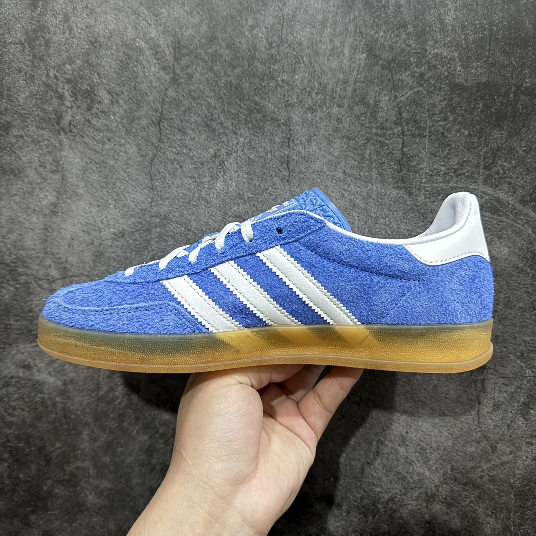 图片[2]-【纯原M版】Adidas Originals Gazelle Indoor  防滑低帮T头德训鞋 GZ复古系列 蓝白 HQ8717n知名纯原工厂💪🏻n正确猪八材料 毛绒感质感都特别强 非普通版本n市场顶级版本完美还原zp细节，注意区别市场任何版本，完全不是一路货色‼️n全鞋原材料打造，无任何色差，正确鞋型，后跟港宝材料定型，正确微透生胶大底，反口内里头层细腻小牛皮，纸板中底 鞋垫背胶，侧面正确烫金压印字母，所有细节完美还原‼️ 尺码：36 36.5 37 38 38.5 39 40 40.5 41 42 42.5 43 44 44.5 45 46 编码：JY270290-莆田鞋批发中心