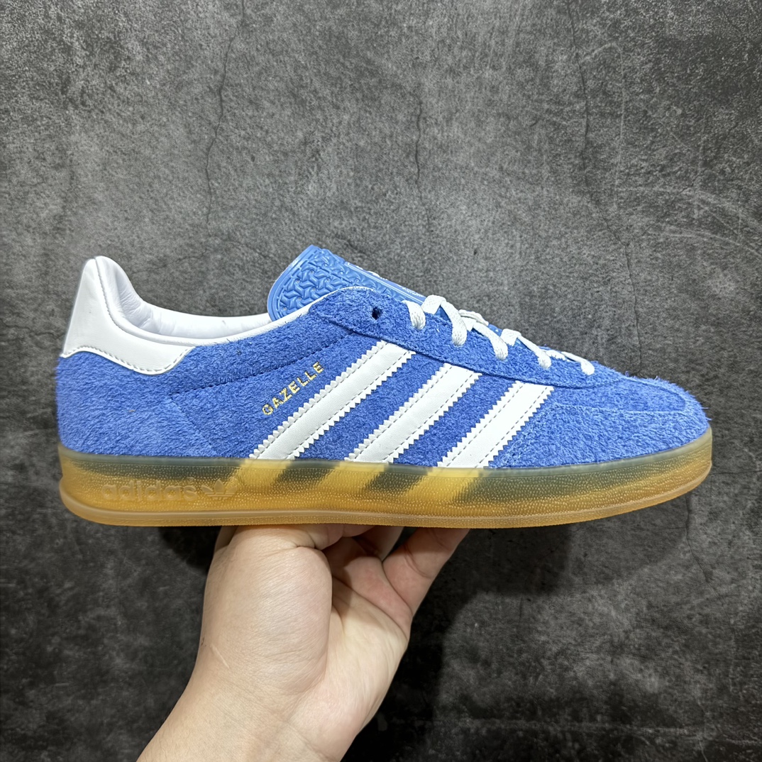 【纯原M版】Adidas Originals Gazelle Indoor  防滑低帮T头德训鞋 GZ复古系列 蓝白 HQ8717n知名纯原工厂💪🏻n正确猪八材料 毛绒感质感都特别强 非普通版本n市场顶级版本完美还原zp细节，注意区别市场任何版本，完全不是一路货色‼️n全鞋原材料打造，无任何色差，正确鞋型，后跟港宝材料定型，正确微透生胶大底，反口内里头层细腻小牛皮，纸板中底 鞋垫背胶，侧面正确烫金压印字母，所有细节完美还原‼️ 尺码：36 36.5 37 38 38.5 39 40 40.5 41 42 42.5 43 44 44.5 45 46 编码：JY270290-莆田鞋批发中心