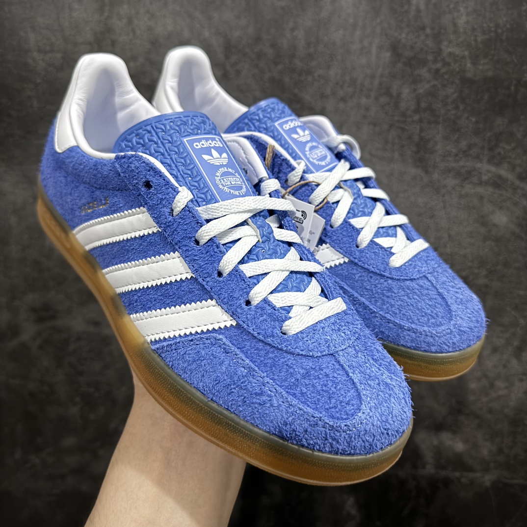 【纯原M版】Adidas Originals Gazelle Indoor  防滑低帮T头德训鞋 GZ复古系列 蓝白 HQ8717n知名纯原工厂💪🏻n正确猪八材料 毛绒感质感都特别强 非普通版本n市场顶级版本完美还原zp细节，注意区别市场任何版本，完全不是一路货色‼️n全鞋原材料打造，无任何色差，正确鞋型，后跟港宝材料定型，正确微透生胶大底，反口内里头层细腻小牛皮，纸板中底 鞋垫背胶，侧面正确烫金压印字母，所有细节完美还原‼️ 尺码：36 36.5 37 38 38.5 39 40 40.5 41 42 42.5 43 44 44.5 45 46 编码：JY270290-莆田鞋批发中心