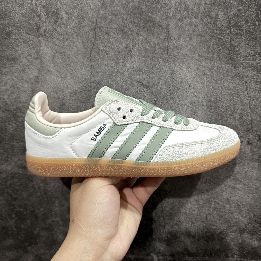 【正确版】AD Gazelle Indoor Trainers 羚羊内训系列低帮复古百搭休闲运动德训风板鞋 ID0492nn90年代经典的复刻版！自60年代以足球训练鞋面世以来,Gazelle就以其经典设计席卷全球。1991年版本的复刻,再造经典Gazelle。采用皮革打造,搭配浊色细节,让这款经典更加简约。 尺码：35.5 36 36⅔ 37⅓ 38 38⅔ 39⅓ 40 40⅔ 41⅓ 42 42⅔ 43⅓ 44 45 编码：DZ230250-莆田鞋批发中心