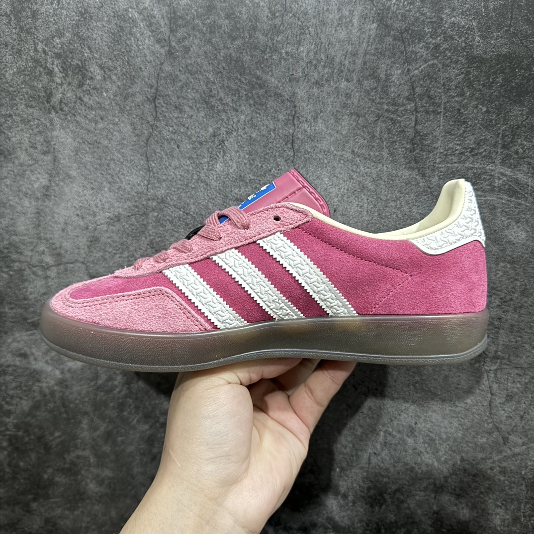 图片[2]-【T版纯原跑量】AD Original Gazelle Indoor Trainers 瞪羚室内鞋系列低帮复古百搭休闲运动德训风板鞋 草莓熊 IF1809n同价位中品质最佳 最优选择版本n原厂翻毛皮料 翻毛效果 卡色与原版无差别n正确半透大底  大底厚度质感比市面好很多n完美版型 实拍可感受 随意对比可匹敌任何价位品质 全套原纸板楦头开发 每道工序同步公司流程 确保原汁原味n中底原厂特供纳米纤维板 区别市面劣质纸板中底原厂海玻璃鞋垫 中置乳胶足弓支撑垫 正确3/2横条宽版背胶一比一鞋头弧度高度鞋身弧度 烫金亮度高频深浅同步原鞋n 原厂港宝加持定型后跟R度完美 原厂高频磨具加持 Logo字体 凹凸明显 轮廓分明 描漆定位精准 三道杠为尖角45°锯齿状 高频立体感很强 区别圆形锯齿 已最大程度还原公司 欢迎对比SIZE：35.5 36 36.5 37 38 38.5 39 40 40.5 41 42 42.5 43 44 44.5 45 46 47.5 编码：HJ200230-莆田鞋批发中心