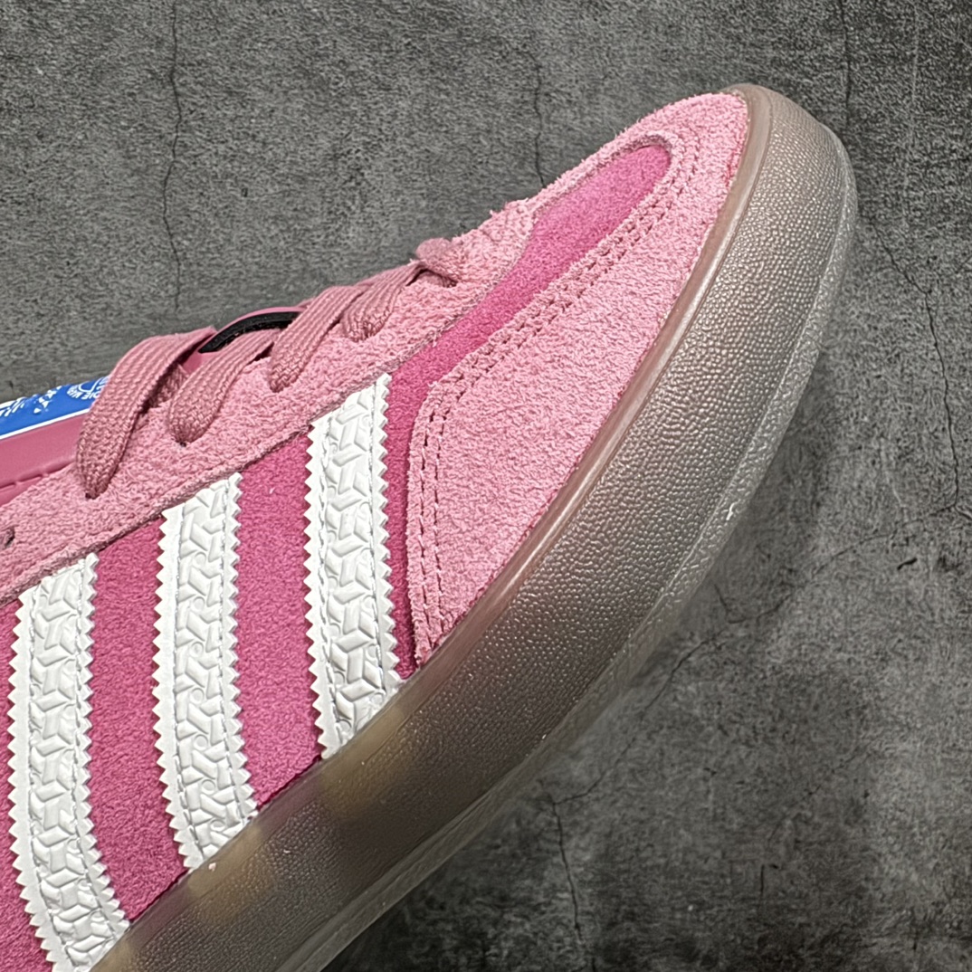 图片[6]-【T版纯原跑量】AD Original Gazelle Indoor Trainers 瞪羚室内鞋系列低帮复古百搭休闲运动德训风板鞋 草莓熊 IF1809n同价位中品质最佳 最优选择版本n原厂翻毛皮料 翻毛效果 卡色与原版无差别n正确半透大底  大底厚度质感比市面好很多n完美版型 实拍可感受 随意对比可匹敌任何价位品质 全套原纸板楦头开发 每道工序同步公司流程 确保原汁原味n中底原厂特供纳米纤维板 区别市面劣质纸板中底原厂海玻璃鞋垫 中置乳胶足弓支撑垫 正确3/2横条宽版背胶一比一鞋头弧度高度鞋身弧度 烫金亮度高频深浅同步原鞋n 原厂港宝加持定型后跟R度完美 原厂高频磨具加持 Logo字体 凹凸明显 轮廓分明 描漆定位精准 三道杠为尖角45°锯齿状 高频立体感很强 区别圆形锯齿 已最大程度还原公司 欢迎对比SIZE：35.5 36 36.5 37 38 38.5 39 40 40.5 41 42 42.5 43 44 44.5 45 46 47.5 编码：HJ200230-莆田鞋批发中心