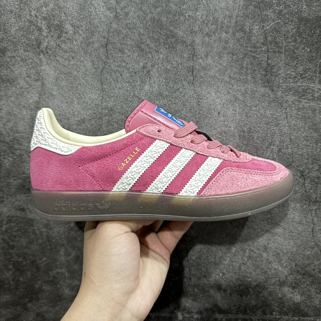 【T版纯原跑量】AD Original Gazelle Indoor Trainers 瞪羚室内鞋系列低帮复古百搭休闲运动德训风板鞋 草莓熊 IF1809n同价位中品质最佳 最优选择版本n原厂翻毛皮料 翻毛效果 卡色与原版无差别n正确半透大底  大底厚度质感比市面好很多n完美版型 实拍可感受 随意对比可匹敌任何价位品质 全套原纸板楦头开发 每道工序同步公司流程 确保原汁原味n中底原厂特供纳米纤维板 区别市面劣质纸板中底原厂海玻璃鞋垫 中置乳胶足弓支撑垫 正确3/2横条宽版背胶一比一鞋头弧度高度鞋身弧度 烫金亮度高频深浅同步原鞋n 原厂港宝加持定型后跟R度完美 原厂高频磨具加持 Logo字体 凹凸明显 轮廓分明 描漆定位精准 三道杠为尖角45°锯齿状 高频立体感很强 区别圆形锯齿 已最大程度还原公司 欢迎对比SIZE：35.5 36 36.5 37 38 38.5 39 40 40.5 41 42 42.5 43 44 44.5 45 46 47.5 编码：HJ200230-莆田鞋批发中心