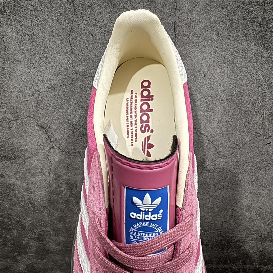 图片[8]-【T版纯原跑量】AD Original Gazelle Indoor Trainers 瞪羚室内鞋系列低帮复古百搭休闲运动德训风板鞋 草莓熊 IF1809n同价位中品质最佳 最优选择版本n原厂翻毛皮料 翻毛效果 卡色与原版无差别n正确半透大底  大底厚度质感比市面好很多n完美版型 实拍可感受 随意对比可匹敌任何价位品质 全套原纸板楦头开发 每道工序同步公司流程 确保原汁原味n中底原厂特供纳米纤维板 区别市面劣质纸板中底原厂海玻璃鞋垫 中置乳胶足弓支撑垫 正确3/2横条宽版背胶一比一鞋头弧度高度鞋身弧度 烫金亮度高频深浅同步原鞋n 原厂港宝加持定型后跟R度完美 原厂高频磨具加持 Logo字体 凹凸明显 轮廓分明 描漆定位精准 三道杠为尖角45°锯齿状 高频立体感很强 区别圆形锯齿 已最大程度还原公司 欢迎对比SIZE：35.5 36 36.5 37 38 38.5 39 40 40.5 41 42 42.5 43 44 44.5 45 46 47.5 编码：HJ200230-莆田鞋批发中心