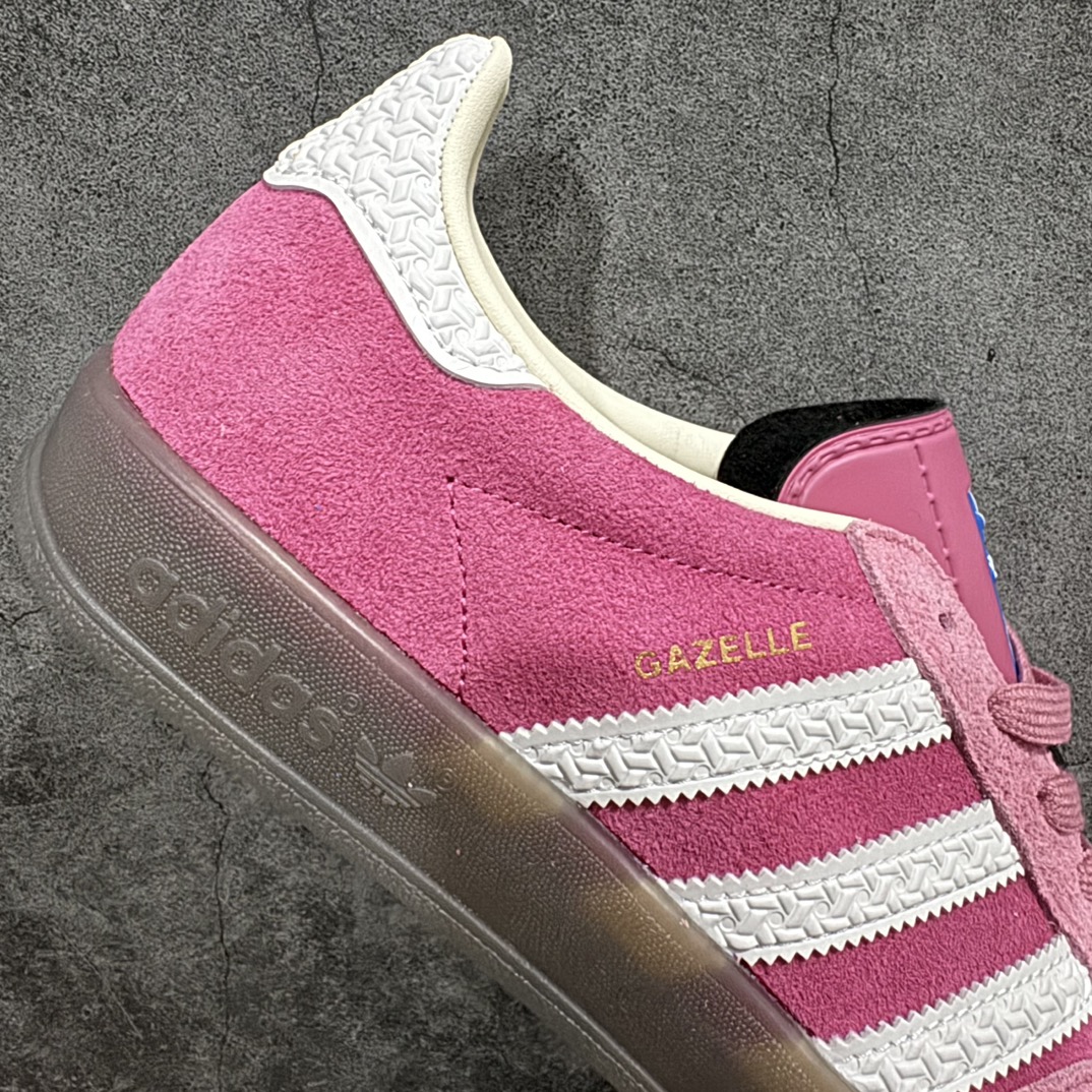 图片[7]-【T版纯原跑量】AD Original Gazelle Indoor Trainers 瞪羚室内鞋系列低帮复古百搭休闲运动德训风板鞋 草莓熊 IF1809n同价位中品质最佳 最优选择版本n原厂翻毛皮料 翻毛效果 卡色与原版无差别n正确半透大底  大底厚度质感比市面好很多n完美版型 实拍可感受 随意对比可匹敌任何价位品质 全套原纸板楦头开发 每道工序同步公司流程 确保原汁原味n中底原厂特供纳米纤维板 区别市面劣质纸板中底原厂海玻璃鞋垫 中置乳胶足弓支撑垫 正确3/2横条宽版背胶一比一鞋头弧度高度鞋身弧度 烫金亮度高频深浅同步原鞋n 原厂港宝加持定型后跟R度完美 原厂高频磨具加持 Logo字体 凹凸明显 轮廓分明 描漆定位精准 三道杠为尖角45°锯齿状 高频立体感很强 区别圆形锯齿 已最大程度还原公司 欢迎对比SIZE：35.5 36 36.5 37 38 38.5 39 40 40.5 41 42 42.5 43 44 44.5 45 46 47.5 编码：HJ200230-莆田鞋批发中心