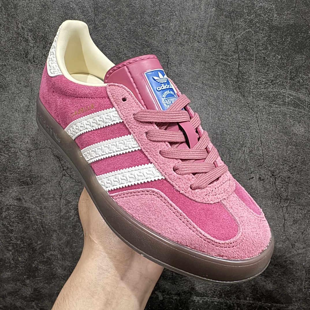 图片[3]-【T版纯原跑量】AD Original Gazelle Indoor Trainers 瞪羚室内鞋系列低帮复古百搭休闲运动德训风板鞋 草莓熊 IF1809n同价位中品质最佳 最优选择版本n原厂翻毛皮料 翻毛效果 卡色与原版无差别n正确半透大底  大底厚度质感比市面好很多n完美版型 实拍可感受 随意对比可匹敌任何价位品质 全套原纸板楦头开发 每道工序同步公司流程 确保原汁原味n中底原厂特供纳米纤维板 区别市面劣质纸板中底原厂海玻璃鞋垫 中置乳胶足弓支撑垫 正确3/2横条宽版背胶一比一鞋头弧度高度鞋身弧度 烫金亮度高频深浅同步原鞋n 原厂港宝加持定型后跟R度完美 原厂高频磨具加持 Logo字体 凹凸明显 轮廓分明 描漆定位精准 三道杠为尖角45°锯齿状 高频立体感很强 区别圆形锯齿 已最大程度还原公司 欢迎对比SIZE：35.5 36 36.5 37 38 38.5 39 40 40.5 41 42 42.5 43 44 44.5 45 46 47.5 编码：HJ200230-莆田鞋批发中心