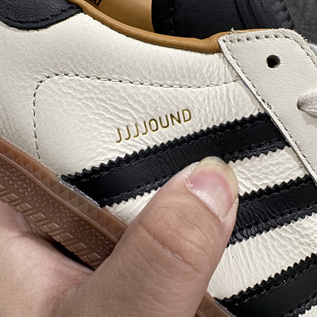 图片[3]-【Top纯原】JJJJound x AD Originals Samba Classic\”Studded Pack Black\”桑巴舞系列绅士德训足球风百搭低帮休闲运动板鞋 联名奶白灰黑 ID8708n原厂进口软头层牛皮材质 按压有纹路 区别市场没有纹路的版本n原厂台湾进口短绒猪巴革 全套原厂纸板冲刀加持 独家原档案私模RB橡胶大底 含胶量硬度原鞋一致 正确拉帮鞋垫背胶 原厂标裁支持鉴定 高密度丽新布中底 内置环保海玻璃鞋垫 全鞋电脑针车零偏差 产品品控稳定性领先行业 原厂港宝加持定型后跟R度完美n近两年JJJJound这个名字在鞋圈迅速蹿红，关键是跟它联名的球鞋就没有好抢的。无论是 New Balance、ASICS 还是 Salomon，起步就是市价翻倍。最近，JJJJound x Originals联名鞋的登场日期终于确定。分别以黑色、小麦色为主调，除了配色以外，两双鞋的质感也有很大不同。作为合作企划里的金字招牌，JJJJound 善于利用自己的极简美学挖掘品牌的全新风貌，本次 JJJJound 携手 Originals 选用大热鞋款 Samba 为蓝本，将鞋款的街头气质无痕转变为「静奢风」。鞋款肉眼可见的被赋予了难得的质感，黑白两色都采用了黄色优质皮革内衬以呼应生胶大底，取消了鞋舌的 Logo 转而采用压纹处理使得鞋款整体氛围更加静谧、奢华。同时为了彰显本次合作鞋款的身份，双方合作标识和 JJJJound Logo 被分别印在鞋口内侧和鞋垫上。SIZE：35.5 36 36.5 37.5 38 38.5 39 40 40.5 41 42 42.5 43 44 44.5 45 46 编码：X10270290-鞋库