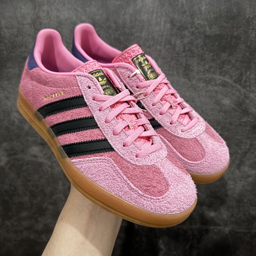 【KX纯原版】Adidas Originals Gazelle Indoor粉蓝色 IE7002 三叶草复古休闲防滑耐磨低帮板鞋nn正确粗反绒皮 正确鞋舌正确侧面压印凹陷烫金GAZELLE字母 海玻璃足弓鞋垫背部刷胶n纸板中底也都是同步原鞋 高价零售主推版本 尺码：35 36 36.5 37 38 38.5 39 40 40.5 41 42 42.5 43 44 44.5 45 46 47 编码：MF230250-鞋库