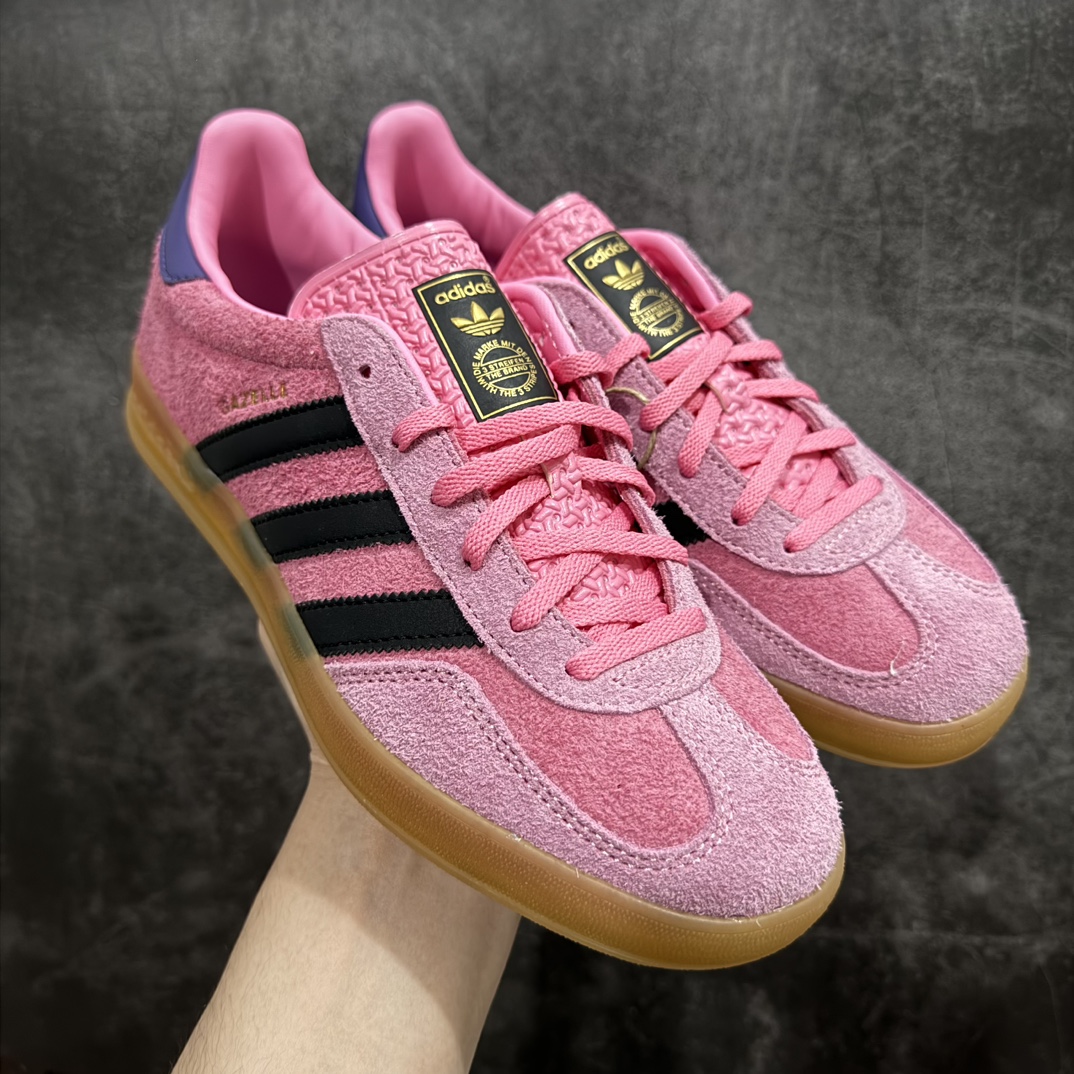 【CS版本】AD Original Gazelle Indoor Trainers 瞪羚室内鞋系列低帮复古百搭休闲运动德训风板鞋 粉绿IE7002n独家前帮工艺加持 全套原纸板楦头开发 每道工序同步公司流程 确保原汁原味 完美呈现原鞋版型 原厂高频磨具加持 精准内部资源对接 Logo字体百分百还原 原厂特供纳米纤维板 区别市面劣质纸板中底 原厂海玻璃鞋垫 中置乳胶足弓支撑垫 正确3/2横条宽版背胶 一比一鞋头弧度高度鞋身弧度 烫金亮度高频深浅同步原鞋 独家私模最大47.5 半透明橡胶大底 原厂定制长毛翻毛皮组合环保纤维革鞋面 原厂港宝加持定型后跟R度完美 原厂高频磨具加持 Logo字体 凹凸明显 轮廓分明 描漆定位精准 三道杠为尖角45°锯齿状 高频立体感很强 区别圆形锯齿 已最大程度还原公司 欢迎对比 将复古进行到底 简约流畅 三十年不变经典 这款Gazelle运动鞋 无论面料、配色、质感或设计 都只在重现其1991年原款的经典 皮革鞋面 撞色三条纹和鞋跟标的设计 力求呈现90年代的经典复古风潮 Samba火热的同时 也带动了其它的复古鞋型 Gazelle便是其中一只 Gazelle Indoor拥有包边更宽的T字型鞋头 更好的保护运动员的前掌 浓浓的复古氛围感 非常适合现在流行的Cleanfit风格SIZE：35.5 36 36.5 37 38 38.5 39 40 40.5 41 42 42.5 43 44 44.5 45 46 47.5 编码：ZX240260-鞋库