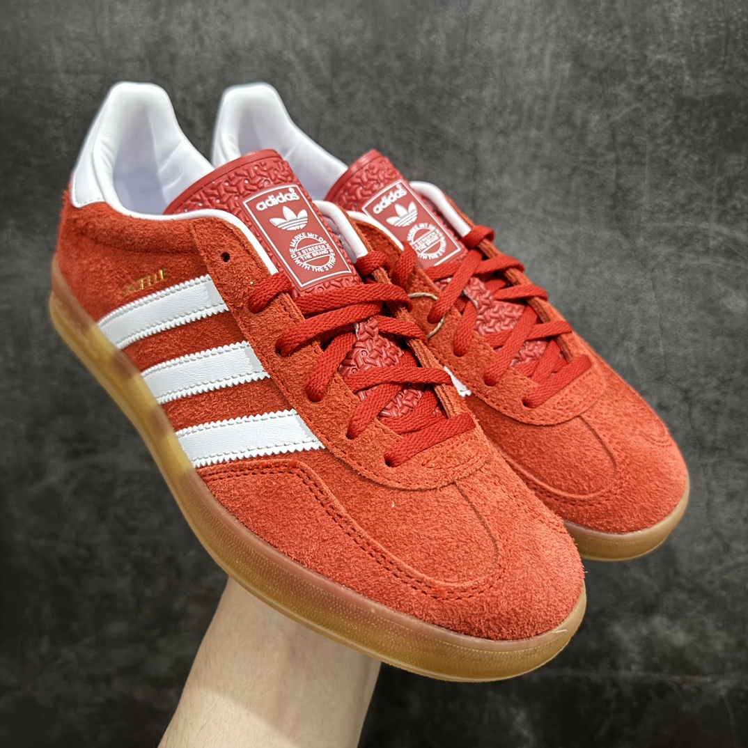 【CS版本】AD Original Gazelle Indoor Trainers 瞪羚室内鞋系列低帮复古百搭休闲运动德训风板鞋 橙白HQ8718n独家前帮工艺加持 全套原纸板楦头开发 每道工序同步公司流程 确保原汁原味 完美呈现原鞋版型 原厂高频磨具加持 精准内部资源对接 Logo字体百分百还原 原厂特供纳米纤维板 区别市面劣质纸板中底 原厂海玻璃鞋垫 中置乳胶足弓支撑垫 正确3/2横条宽版背胶 一比一鞋头弧度高度鞋身弧度 烫金亮度高频深浅同步原鞋 独家私模最大47.5 半透明橡胶大底 原厂定制长毛翻毛皮组合环保纤维革鞋面 原厂港宝加持定型后跟R度完美 原厂高频磨具加持 Logo字体 凹凸明显 轮廓分明 描漆定位精准 三道杠为尖角45°锯齿状 高频立体感很强 区别圆形锯齿 已最大程度还原公司 欢迎对比 将复古进行到底 简约流畅 三十年不变经典 这款Gazelle运动鞋 无论面料、配色、质感或设计 都只在重现其1991年原款的经典 皮革鞋面 撞色三条纹和鞋跟标的设计 力求呈现90年代的经典复古风潮 Samba火热的同时 也带动了其它的复古鞋型 Gazelle便是其中一只 Gazelle Indoor拥有包边更宽的T字型鞋头 更好的保护运动员的前掌 浓浓的复古氛围感 非常适合现在流行的Cleanfit风格SIZE：35.5 36 36.5 37 38 38.5 39 40 40.5 41 42 42.5 43 44 44.5 45 46 47.5 编码：ZX240260-莆田鞋批发中心