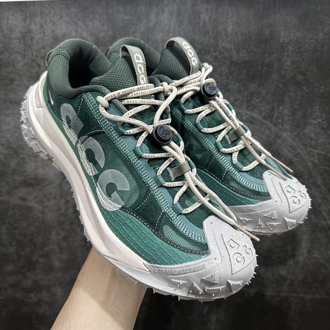 【纯原版】NK ACG Mountain Fly 2 Low SE 复古潮流户外登山鞋防水慢跑鞋 DV7903-300n全新来袭 该款沿袭前代高帮版型的设计传统 轻盈鞋面结合灵巧的脚踝包裹设计 为双足打造出一体化的舒适脚感 助力轻松畅行 中底融入柔软的React泡棉与Vaporfiy 科技 让你在岩石小径徒步时也像行走在都市般轻松舒适 粘性橡胶大底铸就了攀岩级别的出众抓地力 助你从容面对各种环境挑战 SIZE：36 36.5 37.5 38 38.5 39 40 40.5 41 42 42.5 43 44 44.5 45 46 编码：AC260280-鞋库