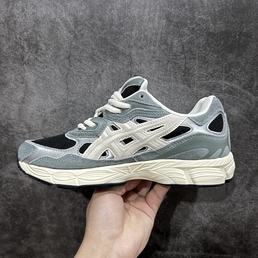 图片[2]-【公司级】Asics Gel-NYC复古单品 亚瑟士ASICSTIGER秋季新款休闲鞋 厚底街头运动休闲鞋nASICS亚瑟士推出全新GEL-NYC，彰显纽约都市活力n这次的新系列融入了多个版本GEL的经典设计风格，广受好评。其设计灵感来源于GEL-NIMBUS 3,GEL-MC PLUS V 和 GEL-CUMULUS 16 这些往日经典鞋款。GEL-NYC使用GEL-CUMULUS 16鞋款的鞋楦设计,展现了独特的现代化美学。鞋底采用了轻质发泡材料,并在后跟和前掌处采用了ASICS亚瑟士核心科技——GEL缓震胶,赋予鞋款强大的缓冲性能,提供了更柔软舒适的穿着体验。而在原有设计的启发之上,此次鞋款采用更贴合当今潮流趋势的材料和创新技术,展现出纽约充满活力的都市精神。 货号：1201A789-020 尺码：36-45 编码：LDS260280-鞋库