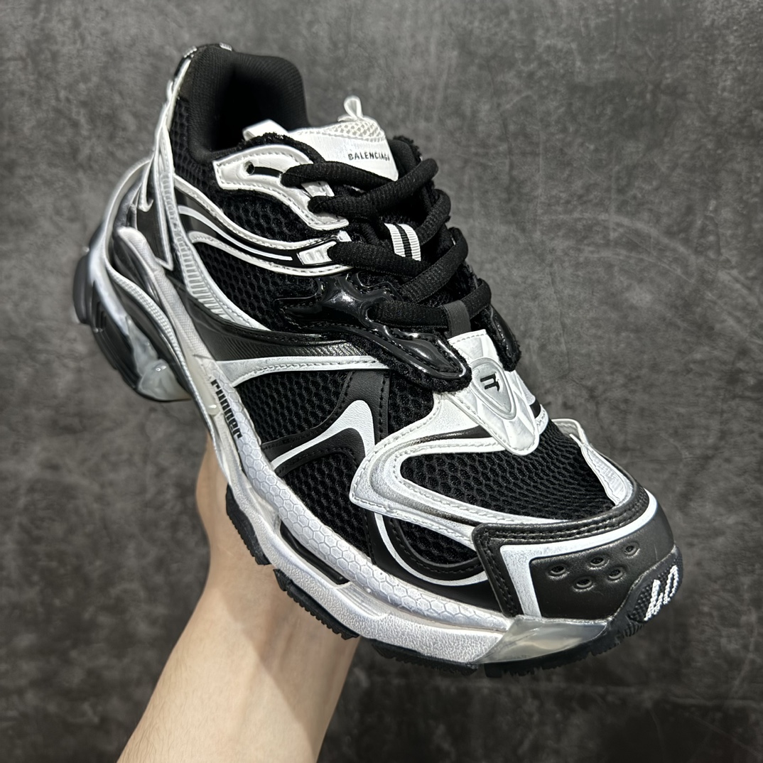 图片[3]-【纯原OK版】BALENCIAGA Runner 2.0 Sneaker 巴黎世家七代慢跑系列低帮复古野跑潮流运动鞋老爹鞋n尼龙和网布材质 磨损效果 鞋头边缘印有尺码 背面浮印尺码 外侧印有跑者徽标 鞋舌刺绣 Balenciaga 品牌标识 鞋跟背面 Balenciaga品牌标识 材质采用65%聚氨酯、35%聚酯纤维 全新 Runner 鞋型轮廓借鉴于 2000 年初的复古线条 搭载大网眼面料制成鞋面基础，由粉色、白色尼龍与橡胶质地覆盖鞋面诠释线条感 当中透过几道手缝线与折损痕更是精准的掌握历经时间淬炼的破旧痕迹 延续其手法至鞋领、鞋跟、鞋带、中底等部分均饰有破损及脏污之貌 尤其是鞋领处与鞋带孔眼条更是采用不规则做旧技术将内容物泡棉随机露出  尺码：35 36 37 38 39 40 41 42 43 44 45 46 编码：DF500520-鞋库