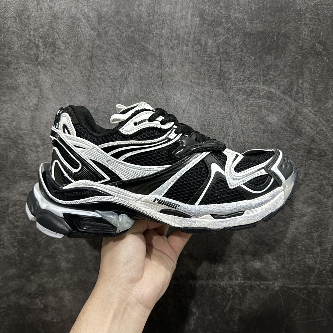 【纯原OK版】BALENCIAGA Runner 2.0 Sneaker 巴黎世家七代慢跑系列低帮复古野跑潮流运动鞋老爹鞋n尼龙和网布材质 磨损效果 鞋头边缘印有尺码 背面浮印尺码 外侧印有跑者徽标 鞋舌刺绣 Balenciaga 品牌标识 鞋跟背面 Balenciaga品牌标识 材质采用65%聚氨酯、35%聚酯纤维 全新 Runner 鞋型轮廓借鉴于 2000 年初的复古线条 搭载大网眼面料制成鞋面基础，由粉色、白色尼龍与橡胶质地覆盖鞋面诠释线条感 当中透过几道手缝线与折损痕更是精准的掌握历经时间淬炼的破旧痕迹 延续其手法至鞋领、鞋跟、鞋带、中底等部分均饰有破损及脏污之貌 尤其是鞋领处与鞋带孔眼条更是采用不规则做旧技术将内容物泡棉随机露出  尺码：35 36 37 38 39 40 41 42 43 44 45 46 编码：DF500520-鞋库