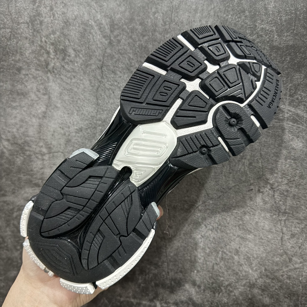 图片[9]-【纯原OK版】BALENCIAGA Runner 2.0 Sneaker 巴黎世家七代慢跑系列低帮复古野跑潮流运动鞋老爹鞋n尼龙和网布材质 磨损效果 鞋头边缘印有尺码 背面浮印尺码 外侧印有跑者徽标 鞋舌刺绣 Balenciaga 品牌标识 鞋跟背面 Balenciaga品牌标识 材质采用65%聚氨酯、35%聚酯纤维 全新 Runner 鞋型轮廓借鉴于 2000 年初的复古线条 搭载大网眼面料制成鞋面基础，由粉色、白色尼龍与橡胶质地覆盖鞋面诠释线条感 当中透过几道手缝线与折损痕更是精准的掌握历经时间淬炼的破旧痕迹 延续其手法至鞋领、鞋跟、鞋带、中底等部分均饰有破损及脏污之貌 尤其是鞋领处与鞋带孔眼条更是采用不规则做旧技术将内容物泡棉随机露出  尺码：35 36 37 38 39 40 41 42 43 44 45 46 编码：DF500520-鞋库