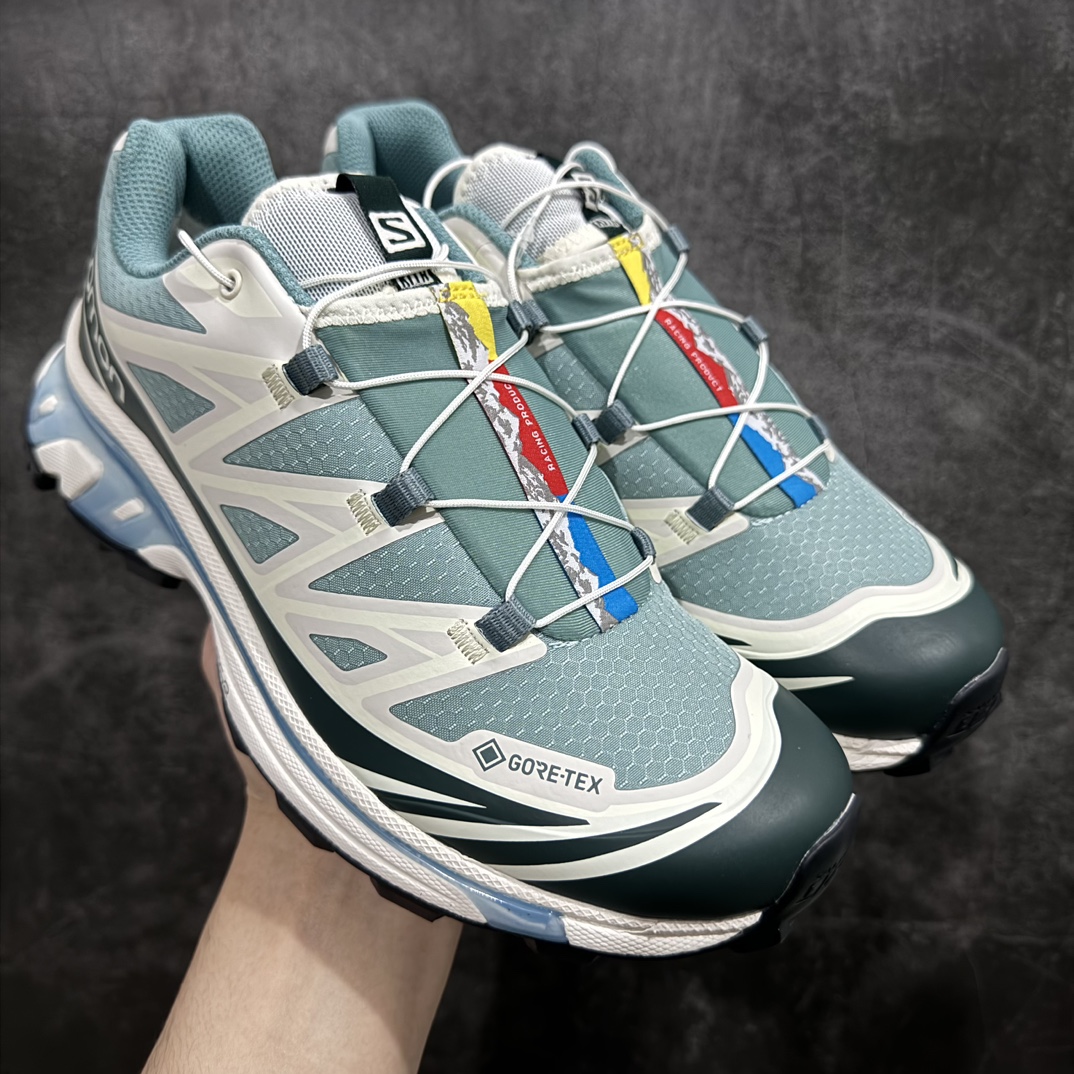 【绿X版】Kith x Salomon XT-6 Gore-Tex防水款n萨洛蒙复古潮流户外机能登山跑鞋 米蓝色n纯原外贸平台特供订单耗时半年巨作 全套原纸板楦头开发原厂特供网布配套加持 确保原汁原味n完美呈现版型 原档数据独家私模五层组合大底男女鞋同步官方开发至46.5原装Ortholite轻量化鞋垫 中底布带钢印编号原厂TPU锁扣 进口港宝加持后跟自然饱满 还原公司包裹性鞋面以“锯齿”状的包裹系统呈现在基色底之下加入了各种色点缀将公司的最新技术和时尚前卫的造型融入耐用的长跑款式中鞋面由 TPU 薄膜制成 并焊接在高耐磨网眼上 使其既时尚又坚固 由 ACS底盘支撑 可增强稳定性和支撑力 以及由橡胶凸耳 Contragrip外底覆盖的 EVA 缓冲中底 旨在应对崎岖的地形 鞋舌上的彩色Salomon 标签、Quicklace 系统以及鞋头、鞋舌和鞋跟上的附加品牌使细节更加完美 让穿着者可以轻松驾驭户外与通勤下的任何运动生活场景 无缝鞋身户外随意纵横 颜值与脚感兼备 出街通勤 绝对非常吸睛 你值得拥有 尺码：36 36.5 37.5 38 38.5 39 40 40.5 41 42 42.5 43 44 44.5 45 46 46.5 编码：SLM380400-鞋库