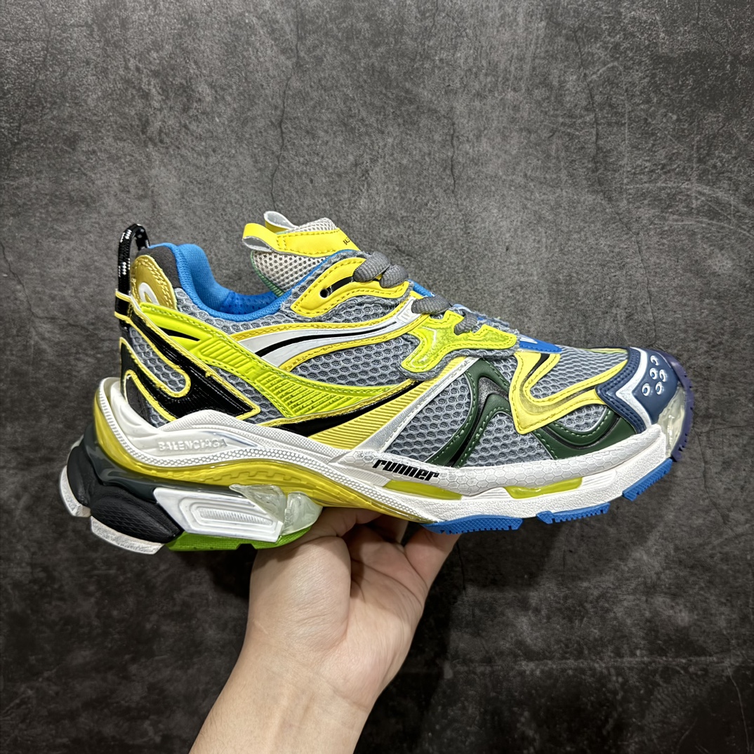 【纯原VG版】BALENCIAGA Runner 2.0 Sneaker 巴黎世家七代慢跑系列低帮复古野跑潮流运动鞋老爹鞋n尼龙和网布材质 磨损效果 鞋头边缘印有尺码 背面浮印尺码 外侧印有跑者徽标 鞋舌刺绣 Balenciaga 品牌标识 鞋跟背面 Balenciaga品牌标识 材质采用65%聚氨酯、35%聚酯纤维 全新 Runner 鞋型轮廓借鉴于 2000 年初的复古线条 搭载大网眼面料制成鞋面基础，由粉色、白色尼龍与橡胶质地覆盖鞋面诠释线条感 当中透过几道手缝线与折损痕更是精准的掌握历经时间淬炼的破旧痕迹 延续其手法至鞋领、鞋跟、鞋带、中底等部分均饰有破损及脏污之貌 尤其是鞋领处与鞋带孔眼条更是采用不规则做旧技术将内容物泡棉随机露出 尺码：35 36 37 38 39 40 41 42 43 44 45 46 编码：DF480520-鞋库